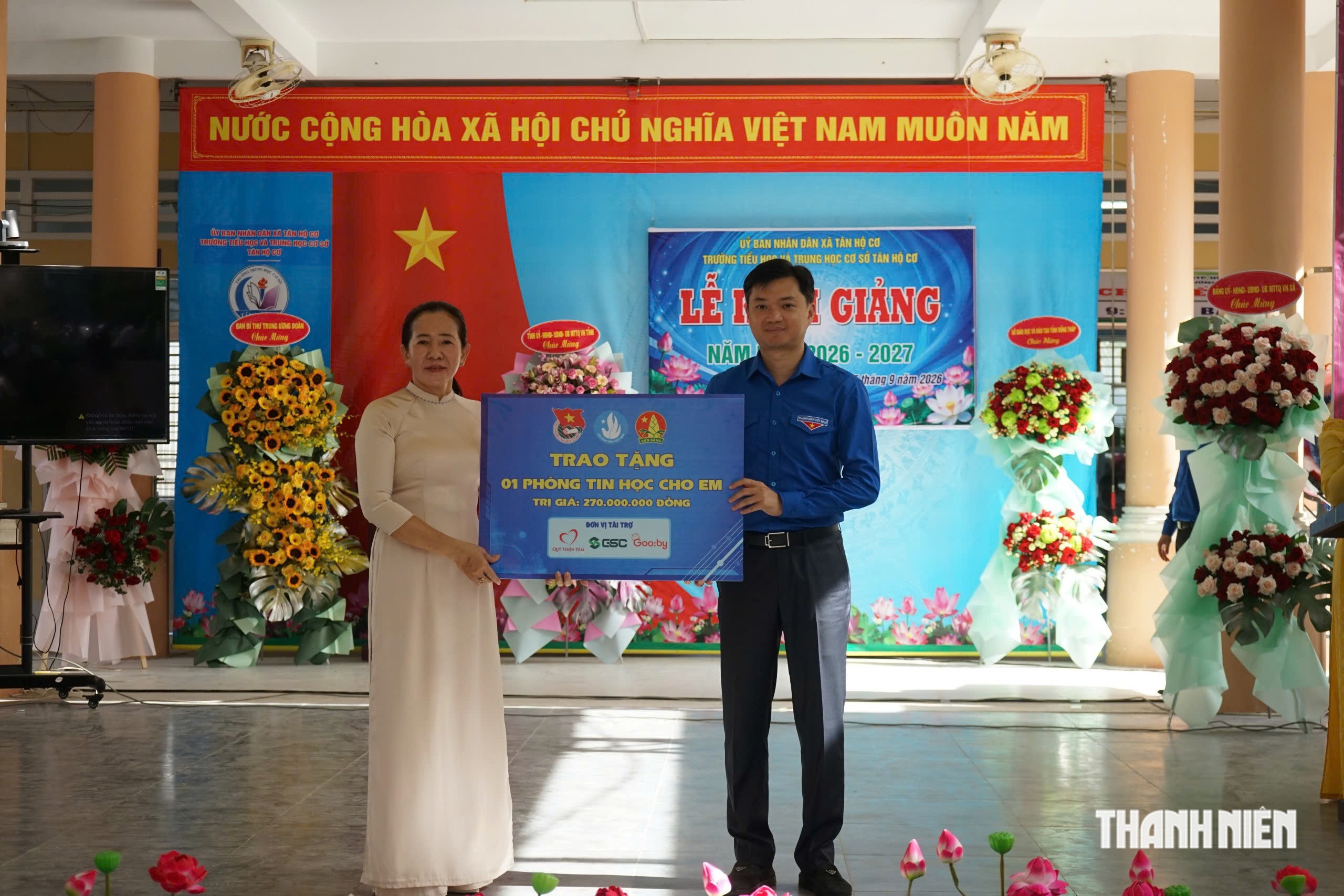 Ban Bí thư T.Ư Đoàn dự khai giảng và trao những quà tặng ý nghĩa - Ảnh 4.