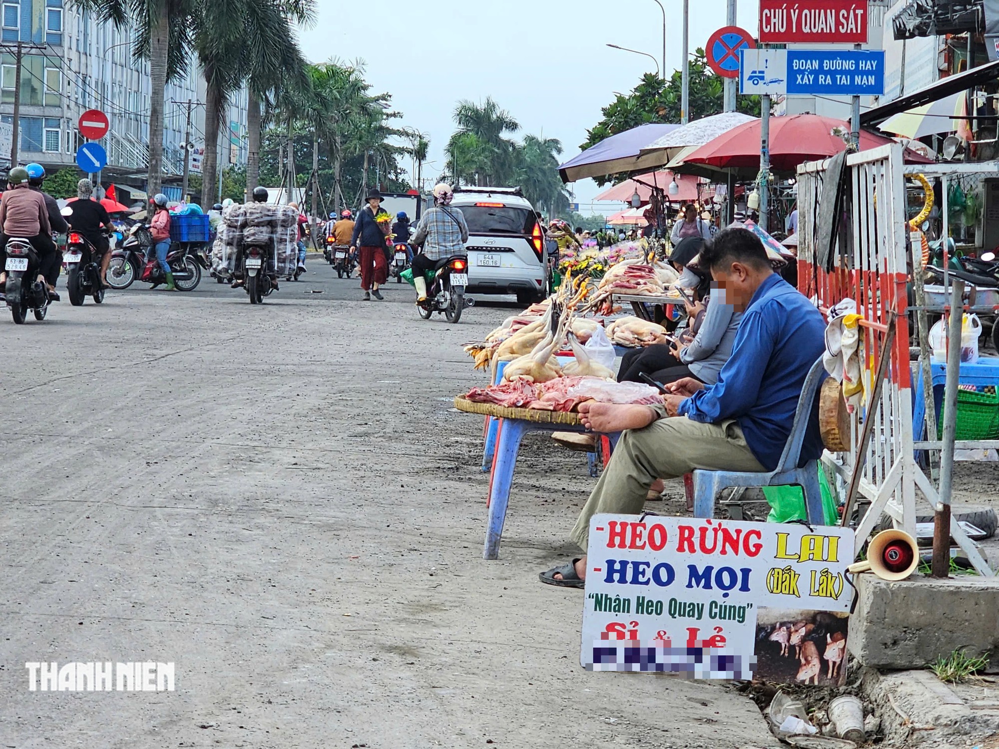 Thị s&aacute;t chợ đầu mối ở TP.HCM: H&agrave;ng h&oacute;a b&agrave;y b&aacute;n giữa r&aacute;c, nước thải - Ảnh 1.