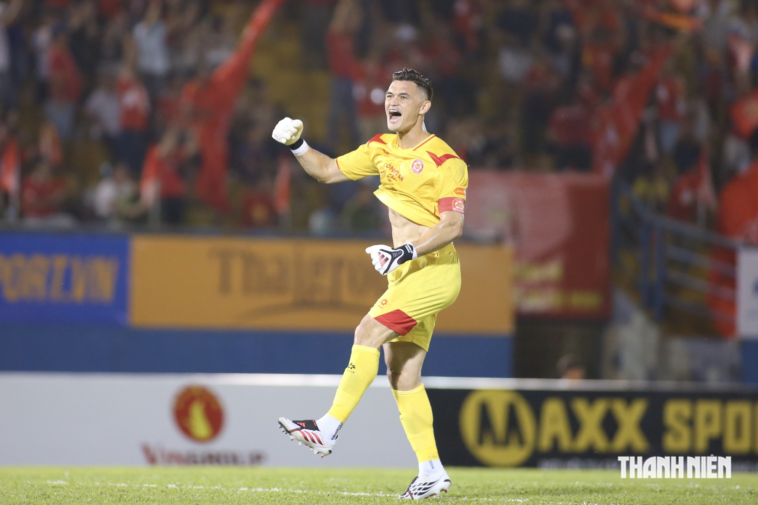 Lê Giang Patrik xứng danh thủ môn hay nhất ASEAN Cup, Văn Quyết cũng phải xuýt xoa- Ảnh 9.