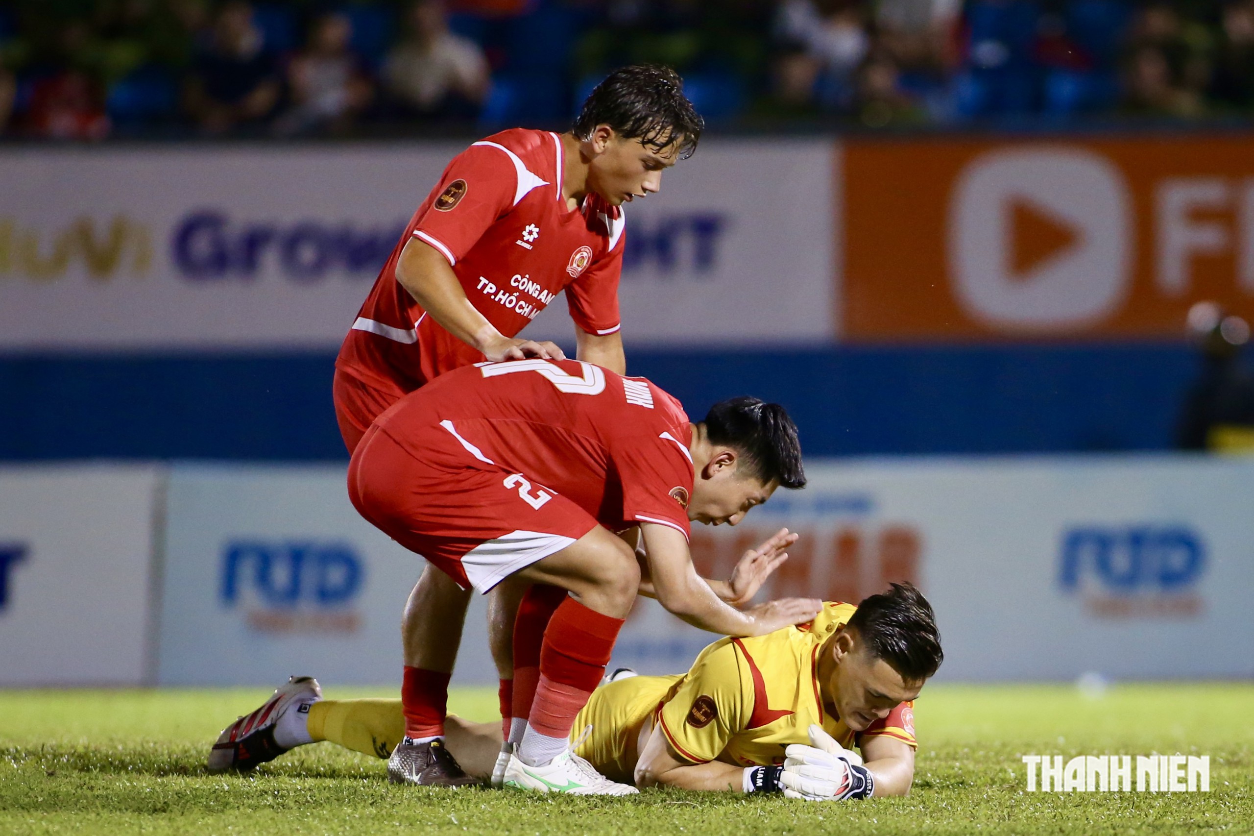 Lê Giang Patrik xứng danh thủ môn hay nhất ASEAN Cup, Văn Quyết cũng phải xuýt xoa- Ảnh 5.