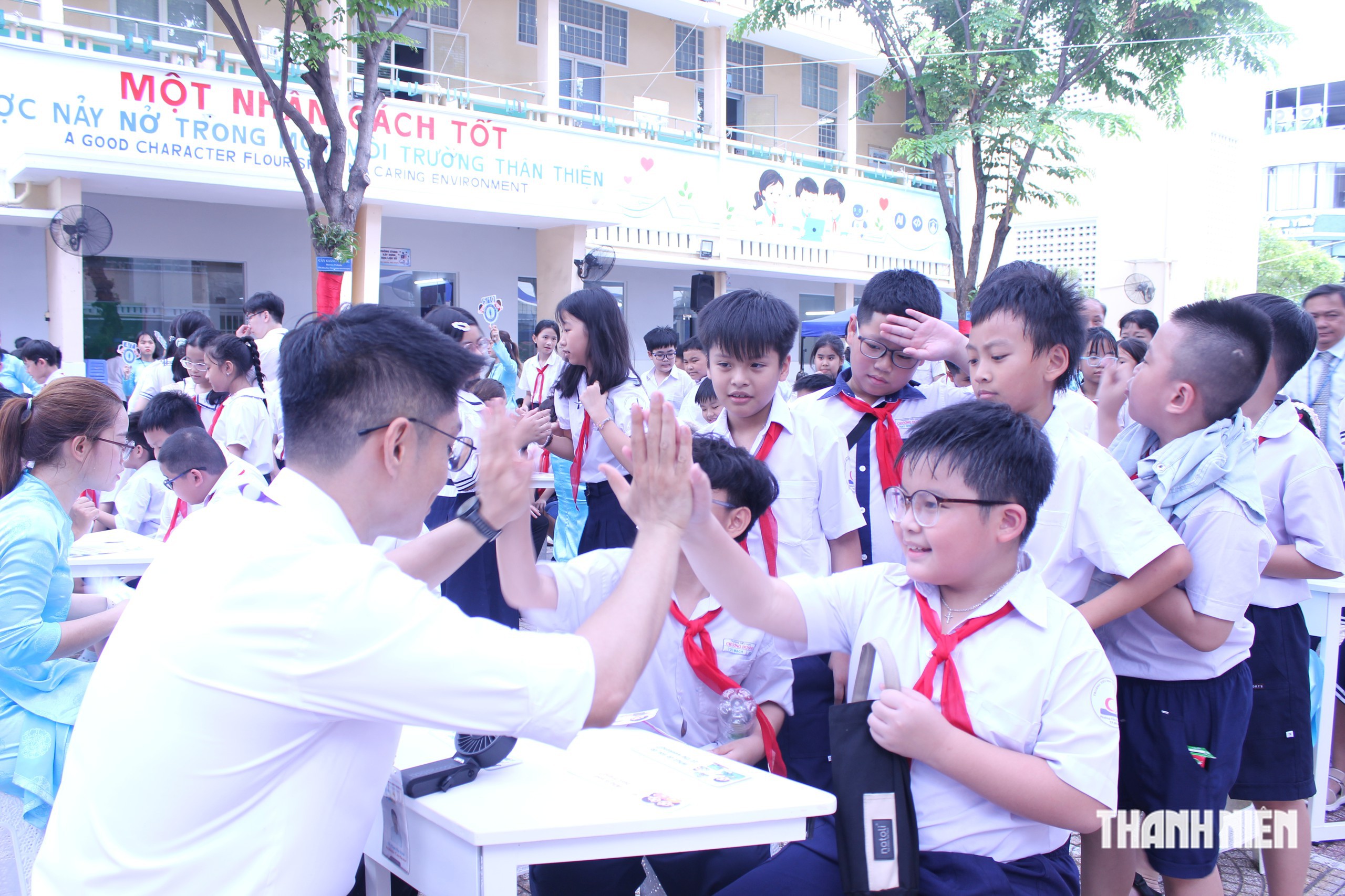 Ngày trở về 'nhà' xúc động của học sinh Phổ thông Năng khiếu, chuyên Lê Hồng Phong - Ảnh 8.