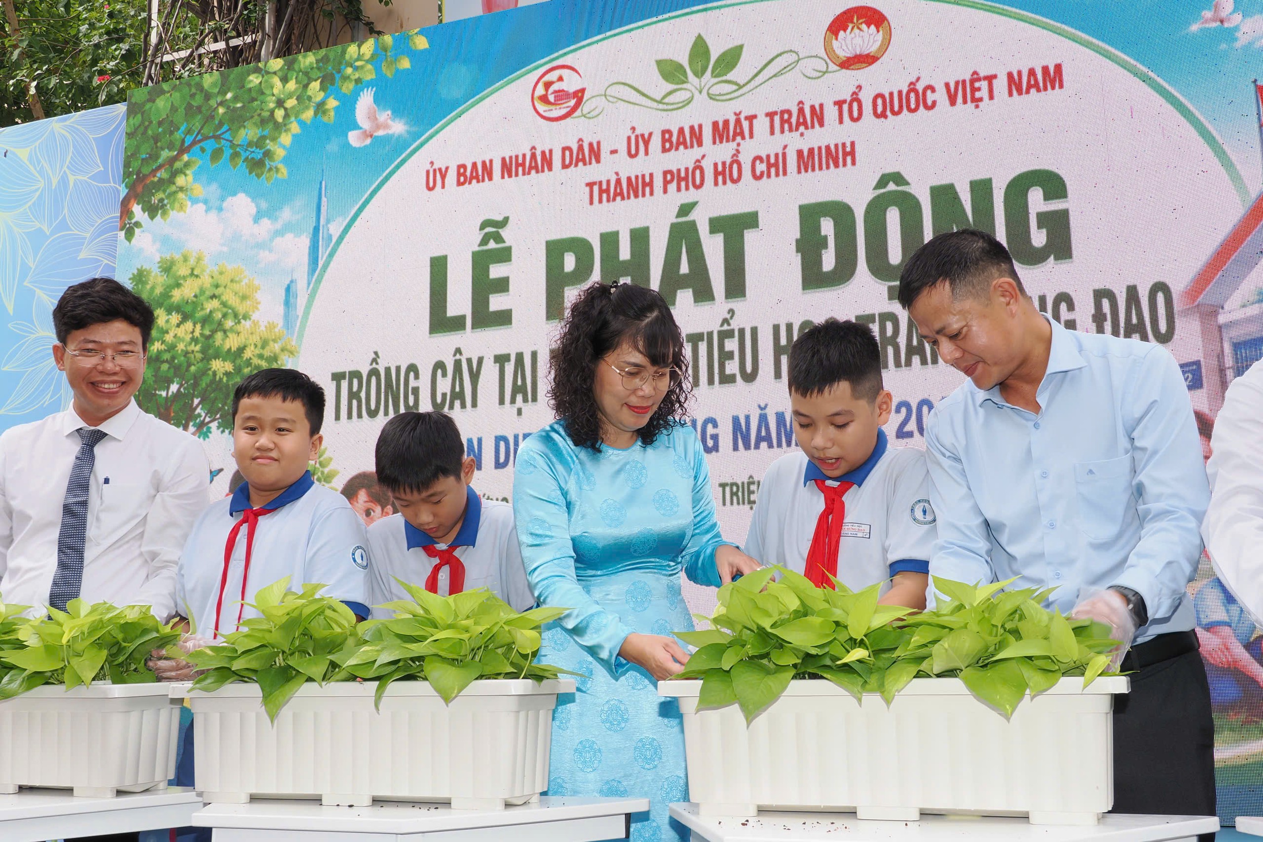 Ngày trở về 'nhà' xúc động của học sinh Phổ thông Năng khiếu, chuyên Lê Hồng Phong - Ảnh 1.