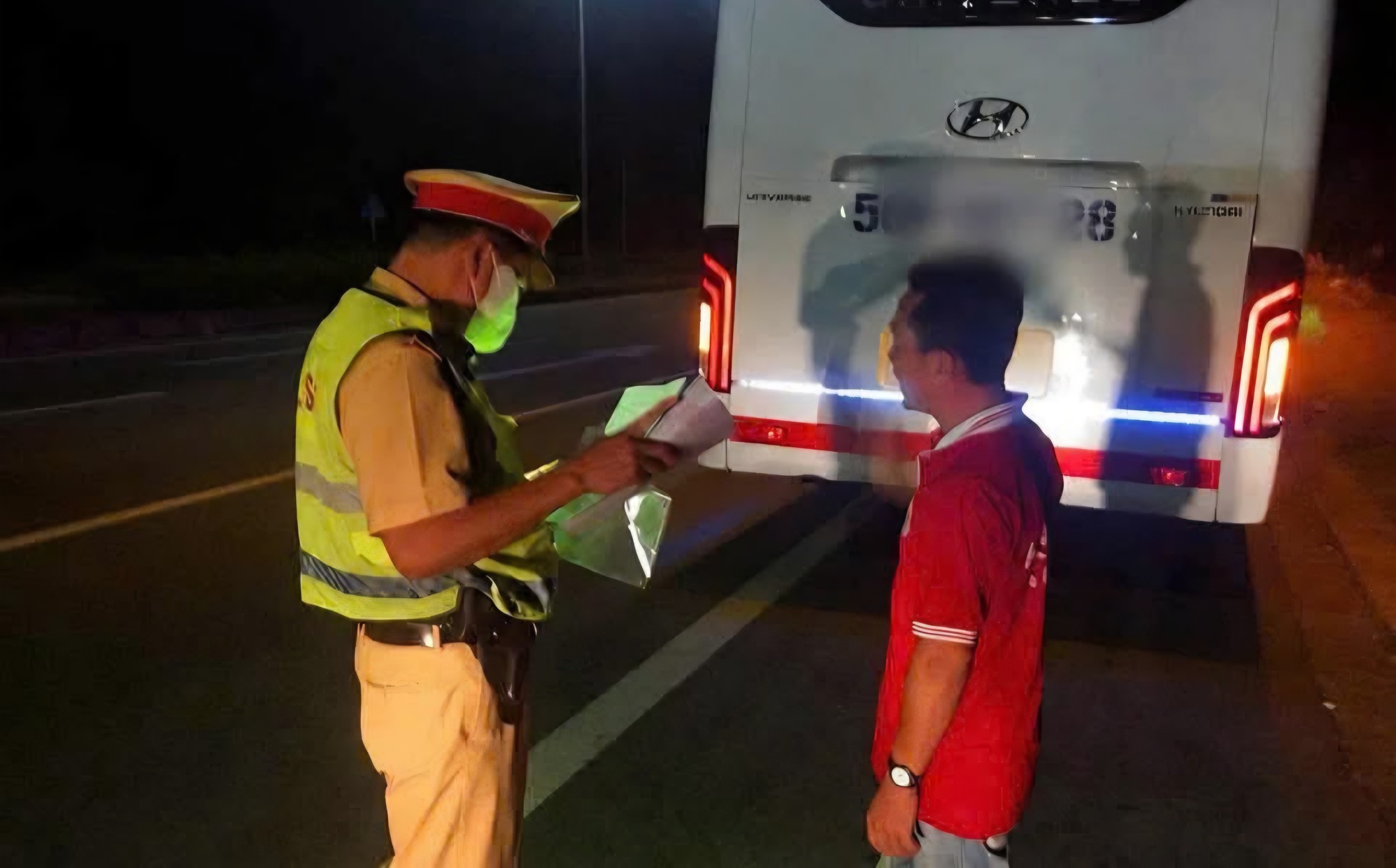 Xe khách phóng 112 km/giờ trên quốc lộ 1, CSGT tăng cường kiểm tra ban đêm- Ảnh 1.