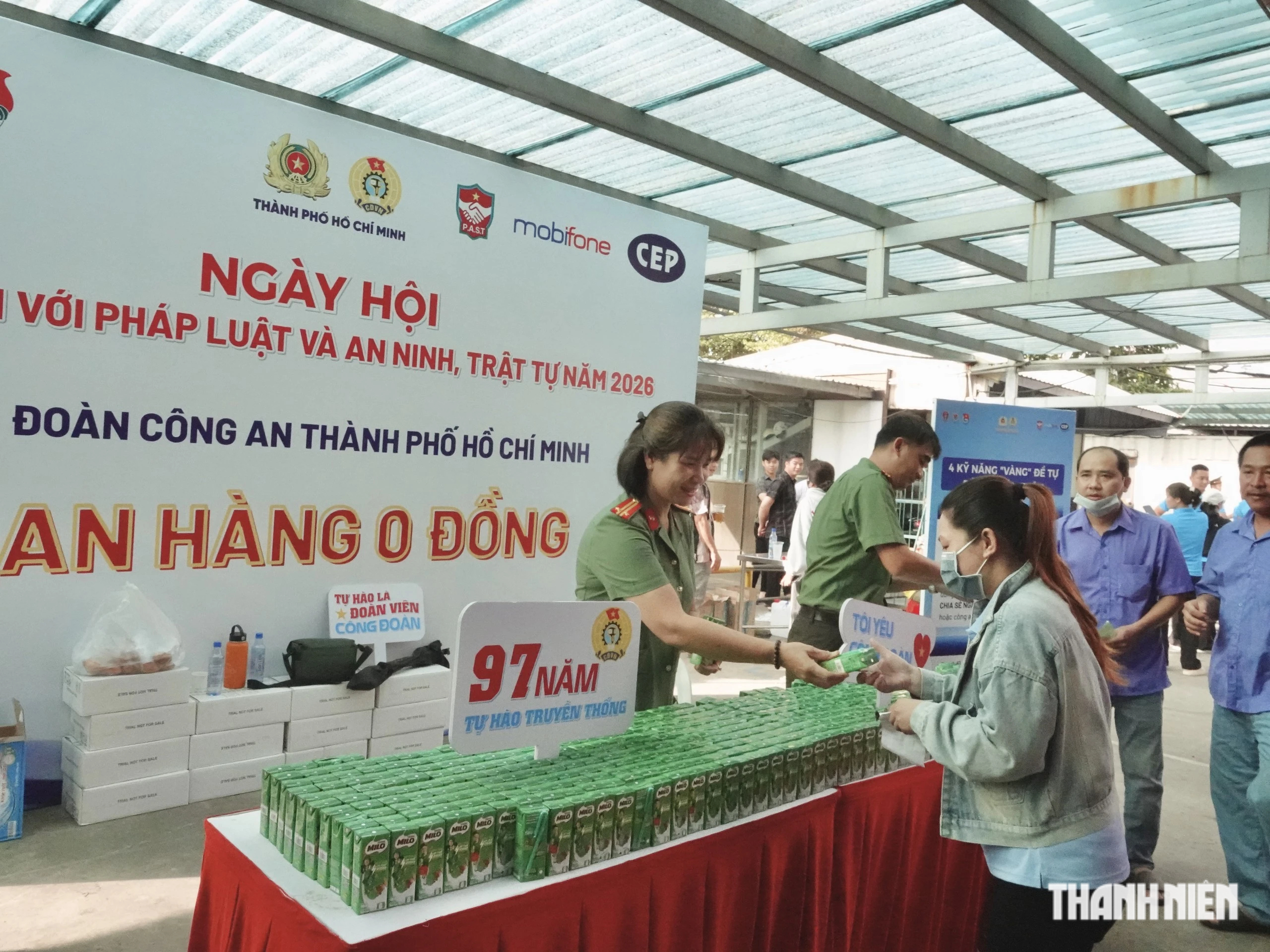C&ocirc;ng an TP.HCM mở ng&agrave;y hội cho c&ocirc;ng nh&acirc;n: 'Rung chu&ocirc;ng v&agrave;ng', r&uacute;t thăm tr&uacute;ng thưởng - Ảnh 5.