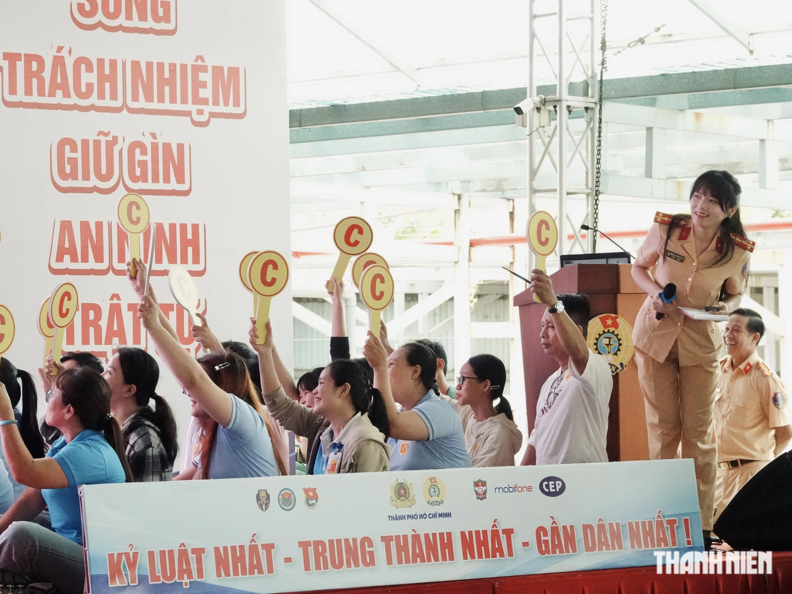 C&ocirc;ng an TP.HCM mở ng&agrave;y hội cho c&ocirc;ng nh&acirc;n: 'Rung chu&ocirc;ng v&agrave;ng', r&uacute;t thăm tr&uacute;ng thưởng - Ảnh 4.