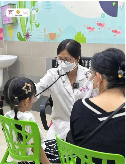 Bé gái 7 tuổi đã có kinh nguyệt: Có nên điều trị dậy thì sớm? - Ảnh 1.