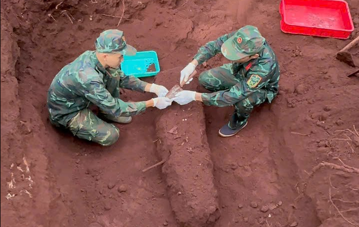 Tìm thấy 4 hài cốt liệt sĩ ở sân bay Lộc Ninh - Ảnh 1.