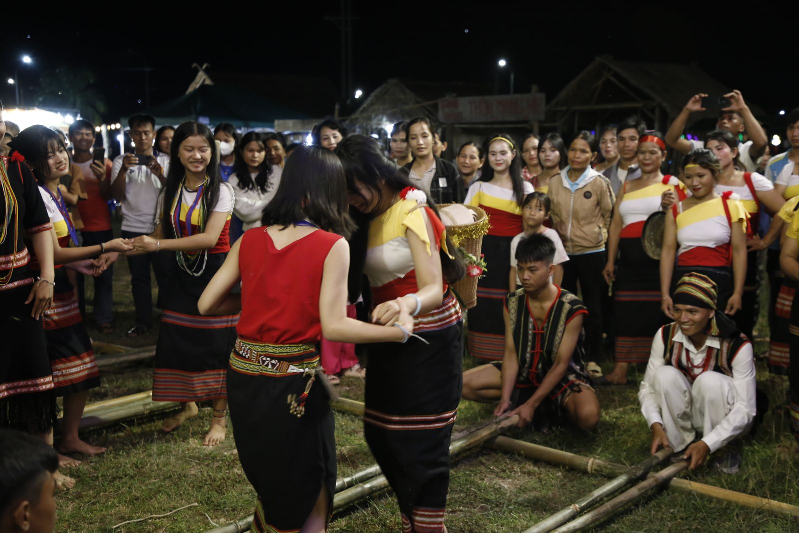 Đêm chợ phiên Sơn Tây Thượng: Nơi đại ngàn lên tiếng gọi…- Ảnh 6.