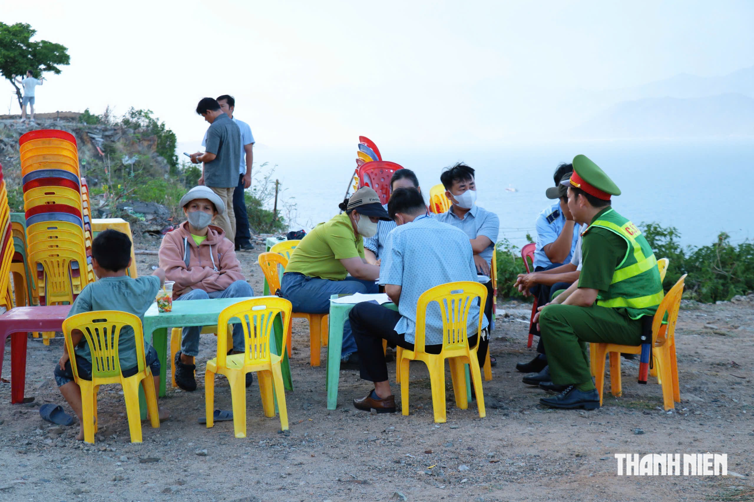 Sau phản &aacute;nh của Thanh Ni&ecirc;n, c&ocirc;ng an dẹp qu&aacute;n x&aacute; tự ph&aacute;t tr&ecirc;n đ&egrave;o Lương Sơn- Ảnh 3.