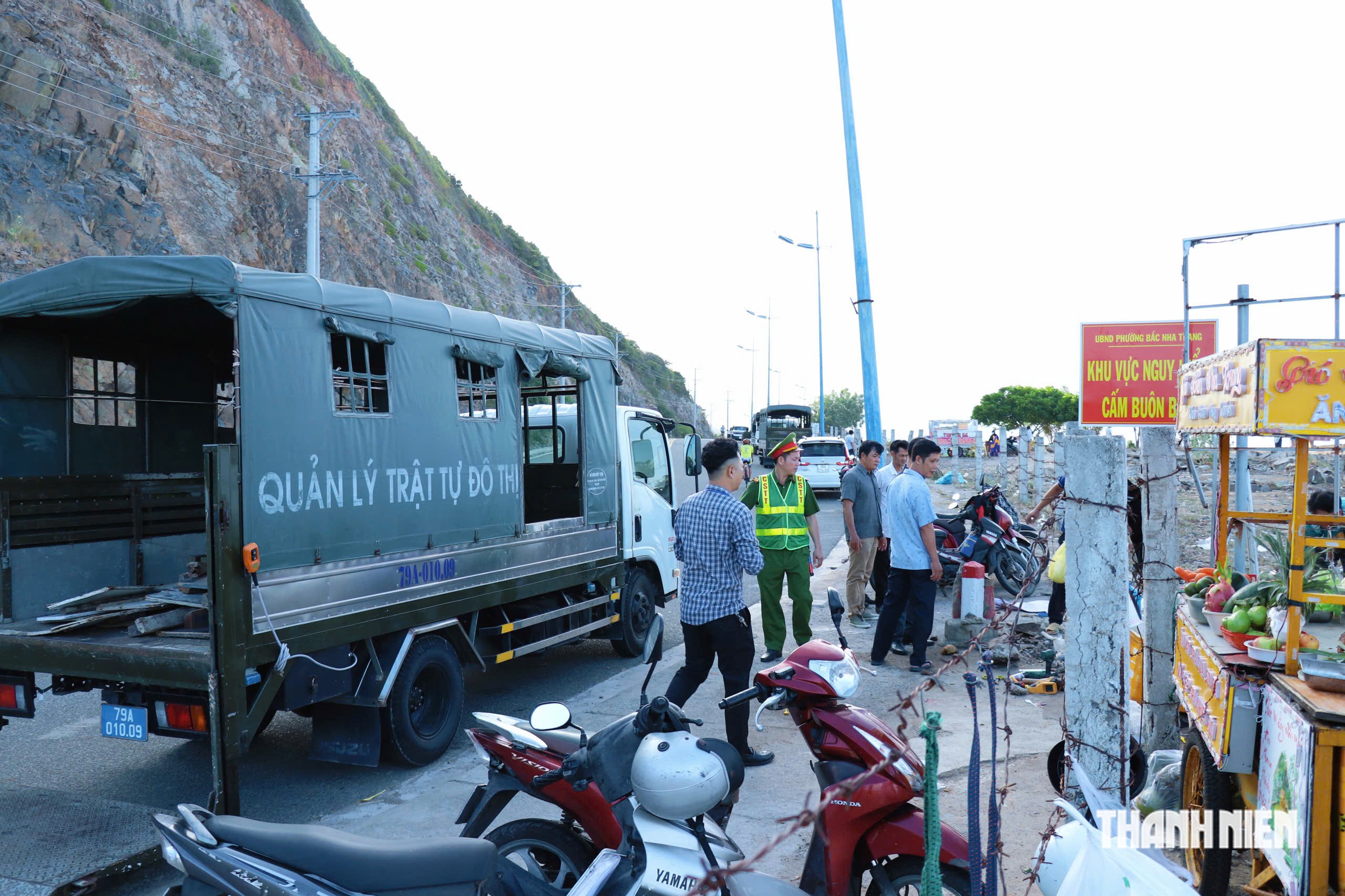 Sau phản &aacute;nh của Thanh Ni&ecirc;n, c&ocirc;ng an dẹp qu&aacute;n x&aacute; tự ph&aacute;t tr&ecirc;n đ&egrave;o Lương Sơn- Ảnh 4.