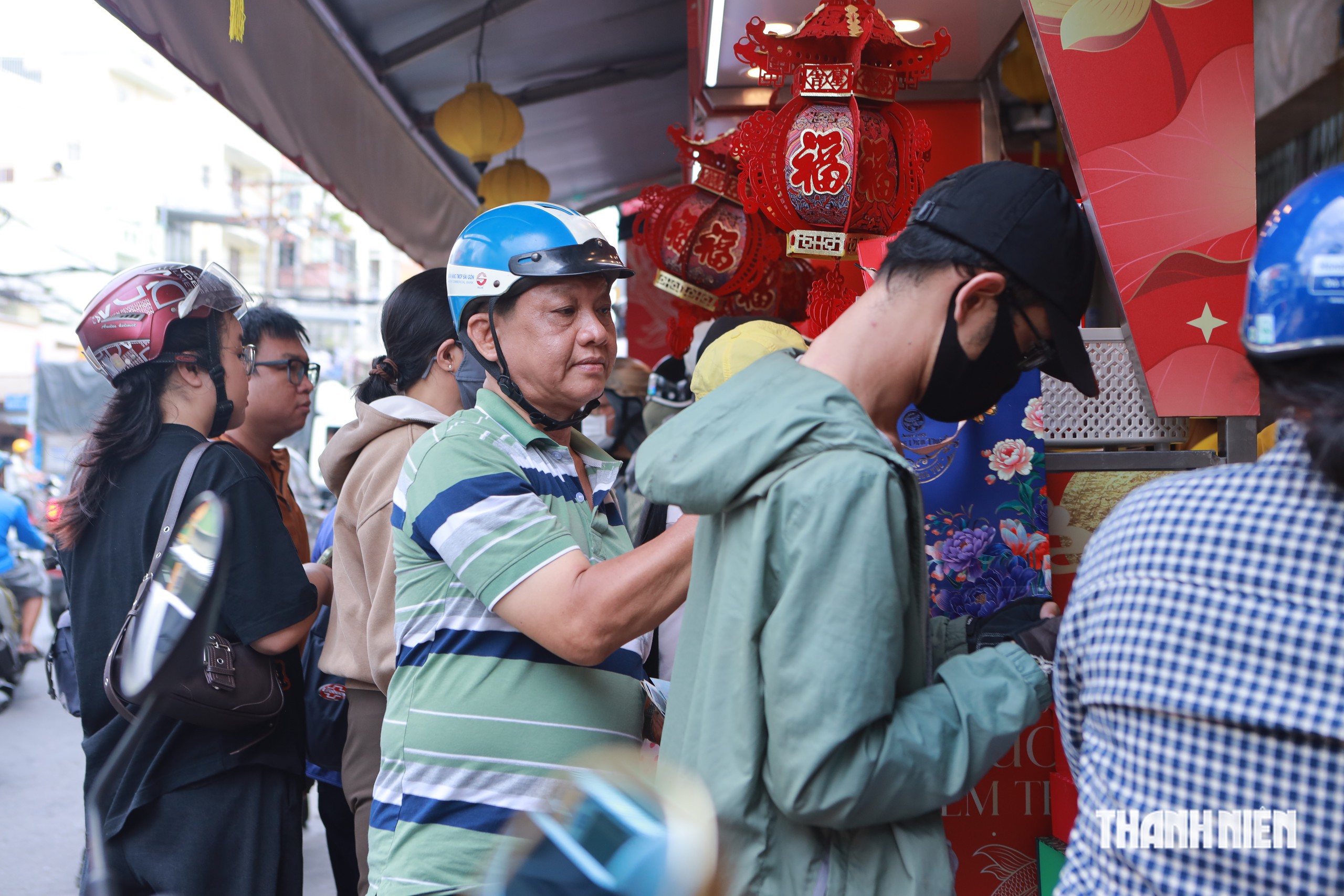 Bánh trung thu nổi tiếng ở TP.HCM năm nay có gì mới mà khách vẫn xếp hàng? - Ảnh 6.
