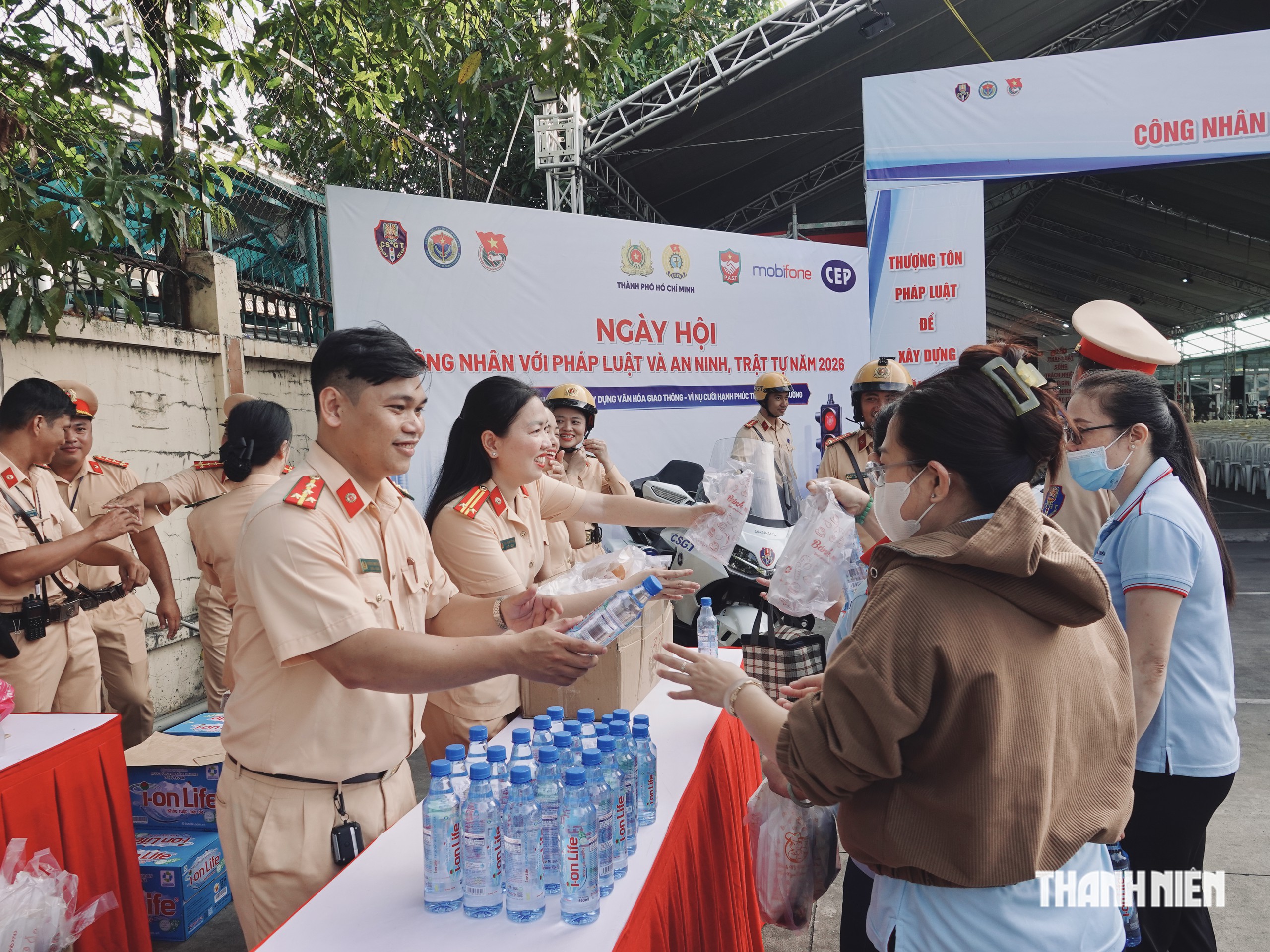 C&ocirc;ng an TP.HCM mở ng&agrave;y hội cho c&ocirc;ng nh&acirc;n: 'Rung chu&ocirc;ng v&agrave;ng', r&uacute;t thăm tr&uacute;ng thưởng - Ảnh 1.
