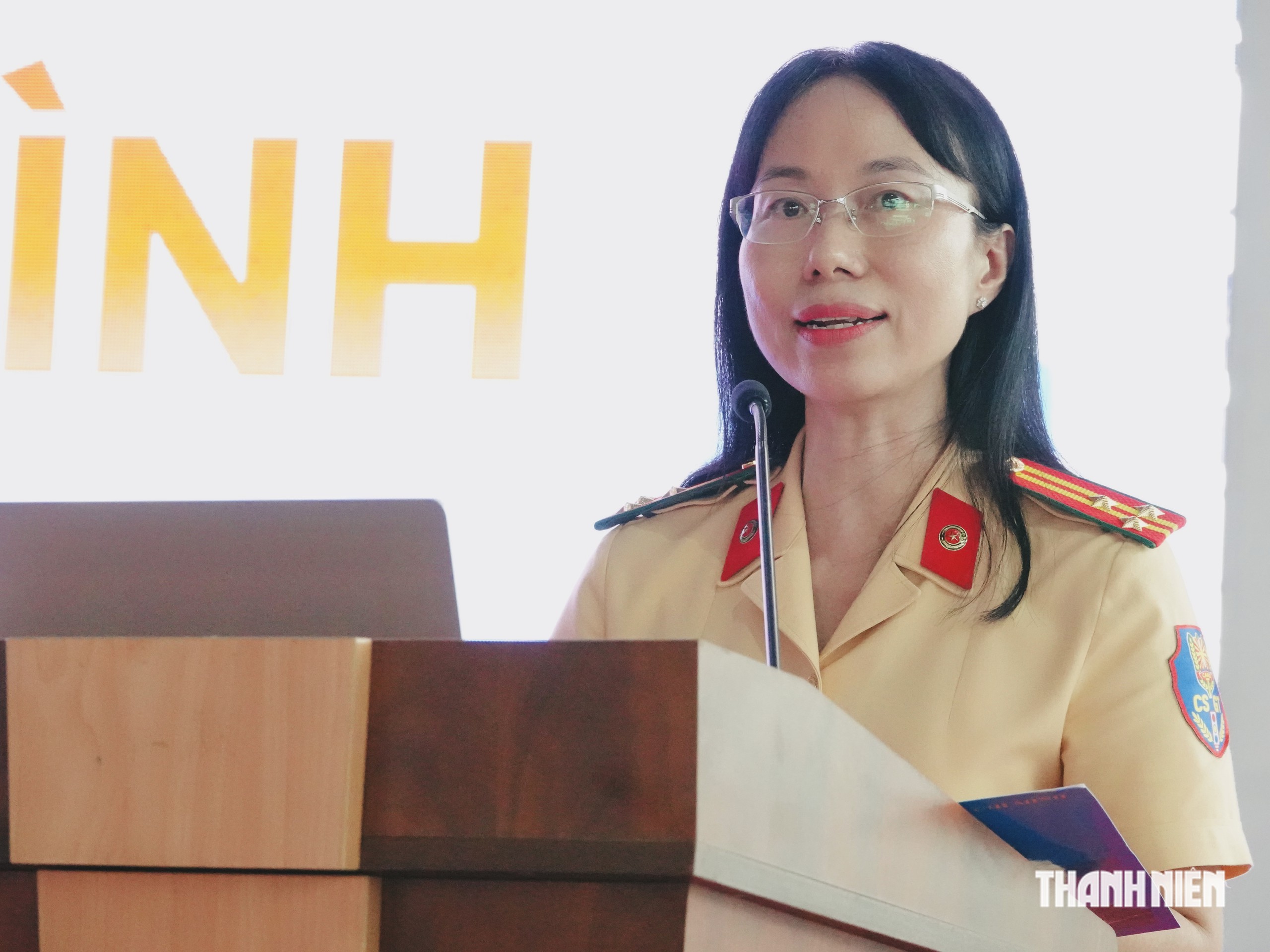 C&ocirc;ng an TP.HCM mở ng&agrave;y hội cho c&ocirc;ng nh&acirc;n: 'Rung chu&ocirc;ng v&agrave;ng', r&uacute;t thăm tr&uacute;ng thưởng - Ảnh 3.