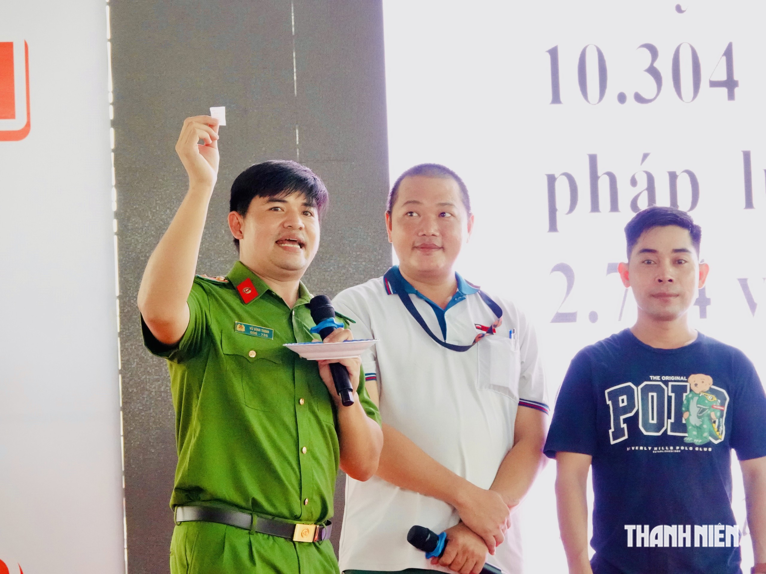 C&ocirc;ng an TP.HCM mở ng&agrave;y hội cho c&ocirc;ng nh&acirc;n: 'Rung chu&ocirc;ng v&agrave;ng', r&uacute;t thăm tr&uacute;ng thưởng - Ảnh 2.