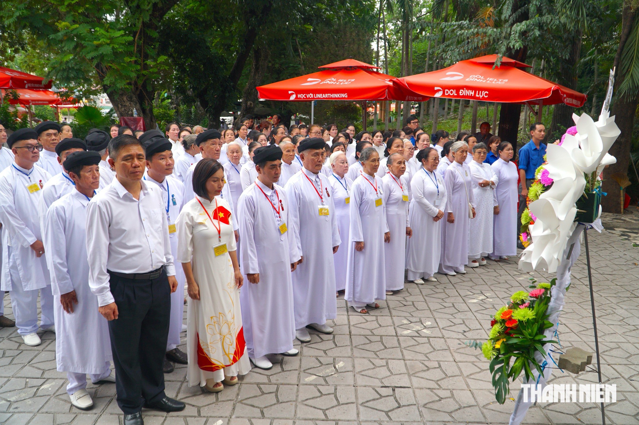 Tín đồ Cao Đài cầu siêu cho anh hùng liệt sĩ tại Công viên Lê Thị Riêng - Ảnh 1.