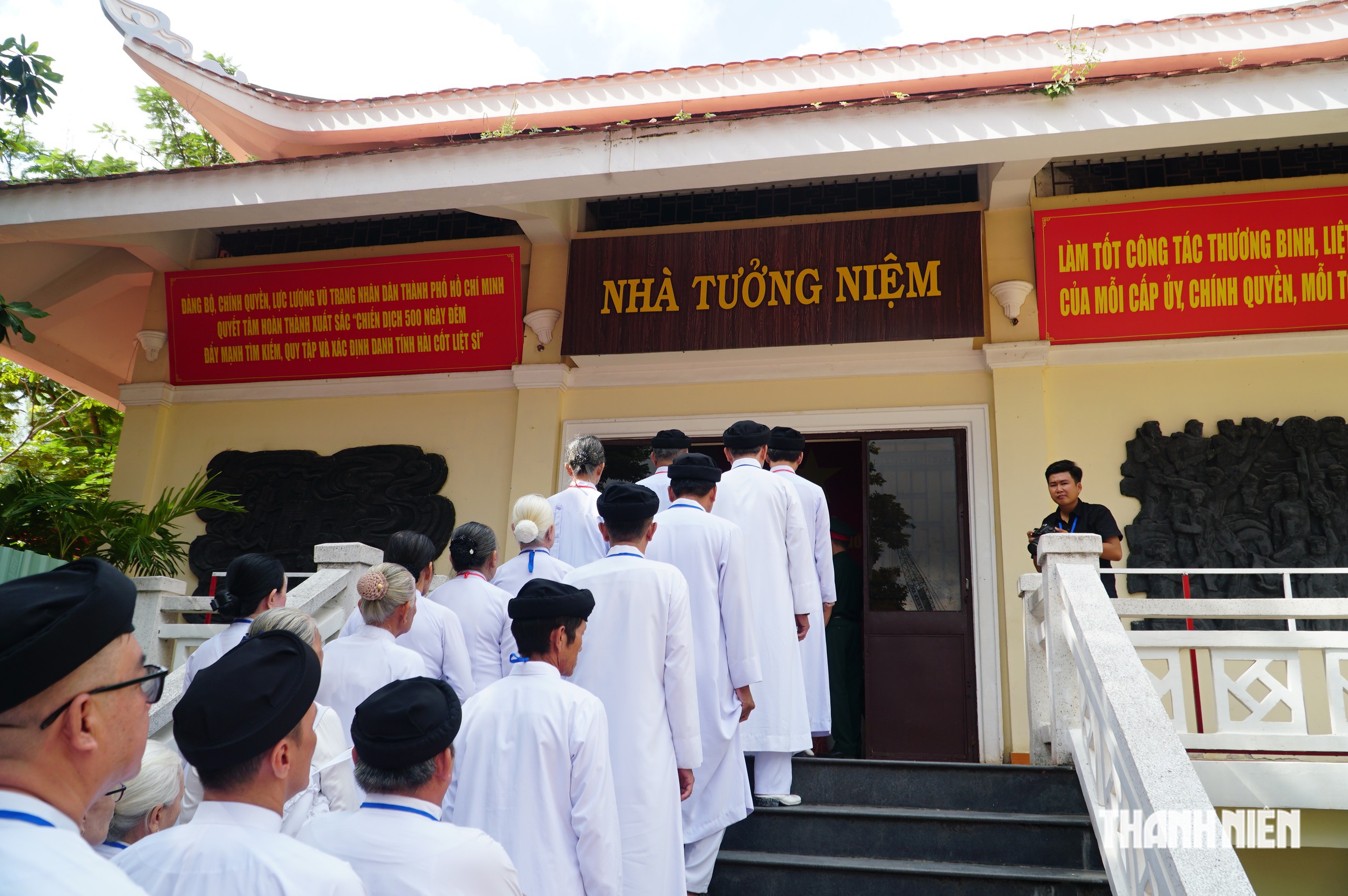 Tín đồ Cao Đài cầu siêu cho anh hùng liệt sĩ tại Công viên Lê Thị Riêng - Ảnh 4.