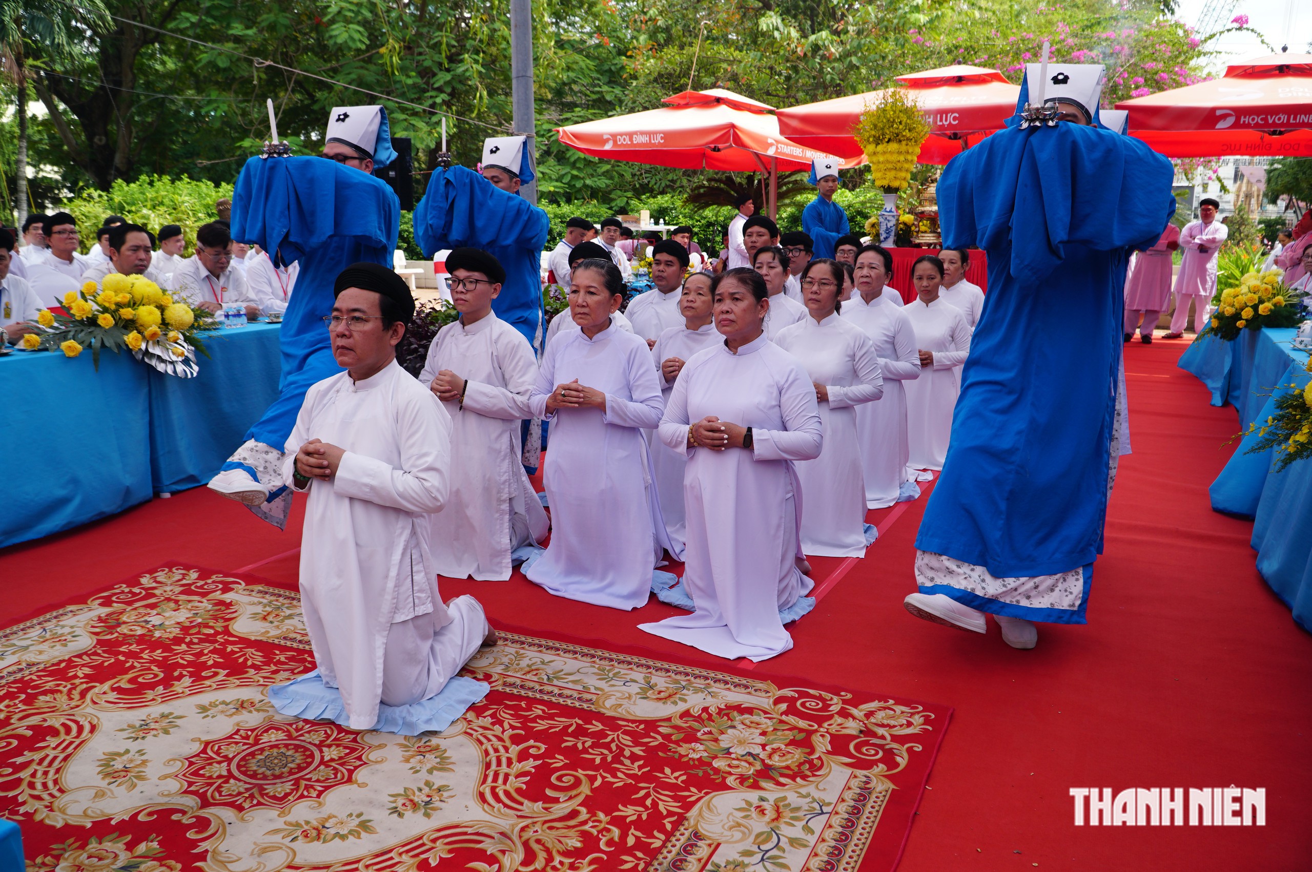 Tín đồ Cao Đài cầu siêu cho anh hùng liệt sĩ tại Công viên Lê Thị Riêng - Ảnh 7.