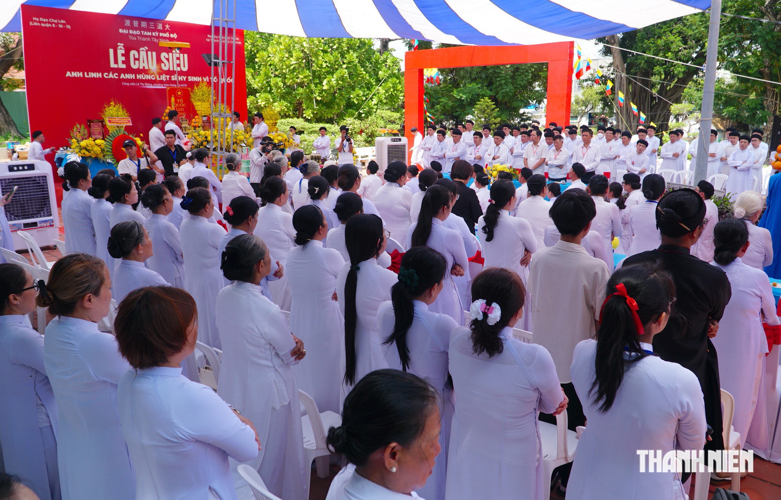 Tín đồ Cao Đài cầu siêu cho anh hùng liệt sĩ tại Công viên Lê Thị Riêng - Ảnh 11.