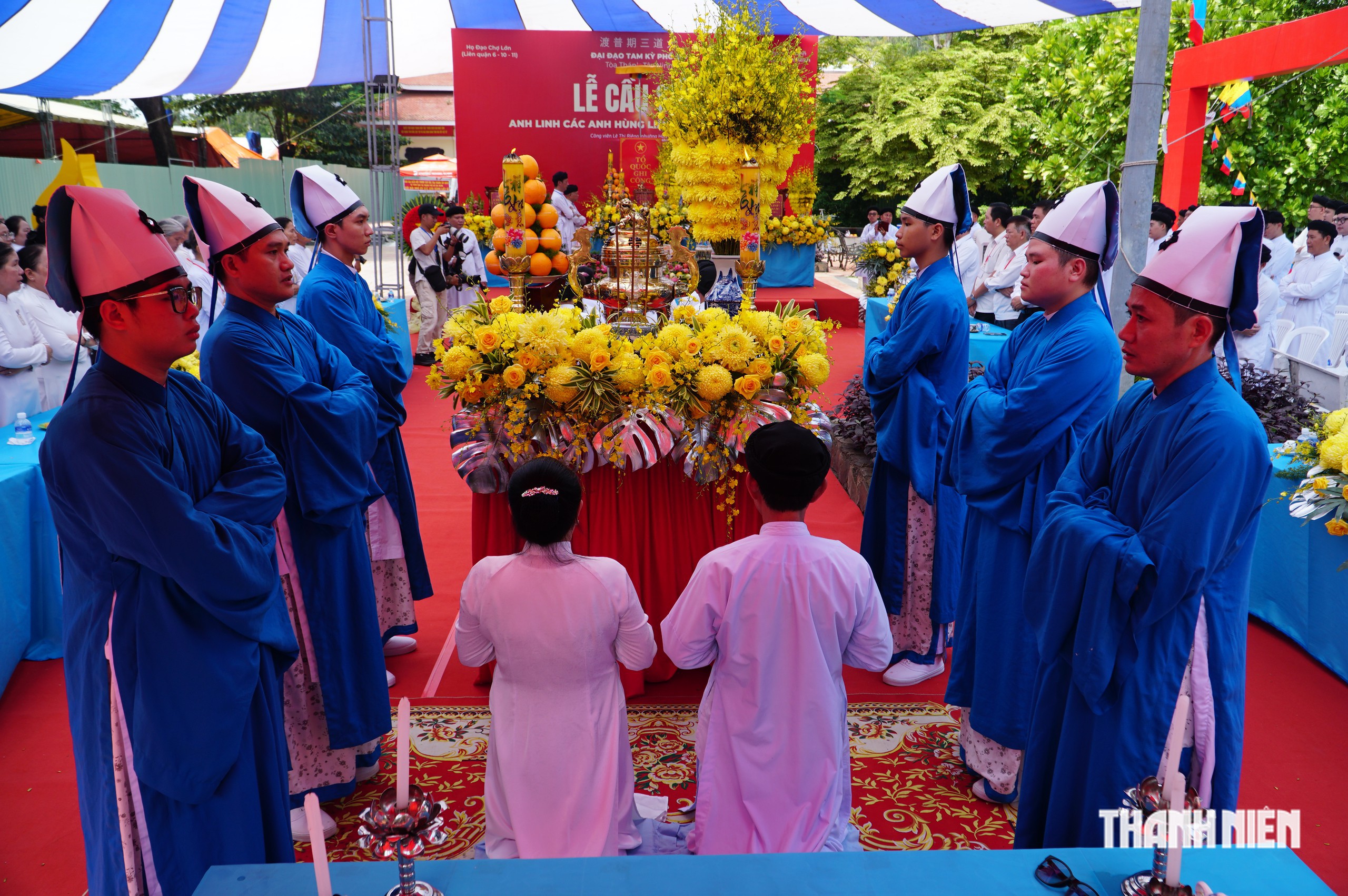 Tín đồ Cao Đài cầu siêu cho anh hùng liệt sĩ tại Công viên Lê Thị Riêng - Ảnh 6.