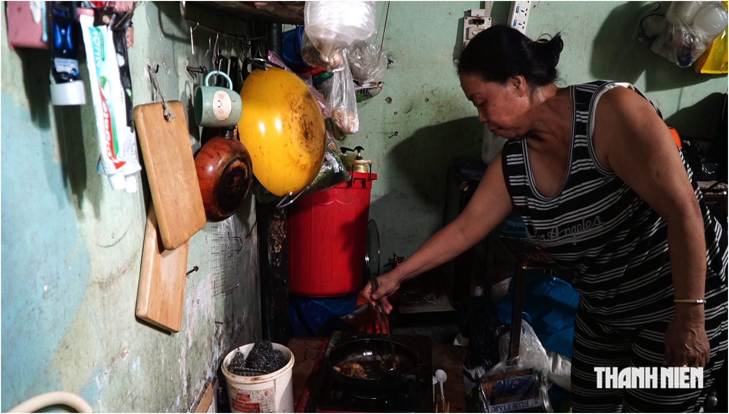Người bà 73 tuổi đẩy xe vé số nuôi cháu bại não suốt hơn 30 năm:  - Ảnh 2.