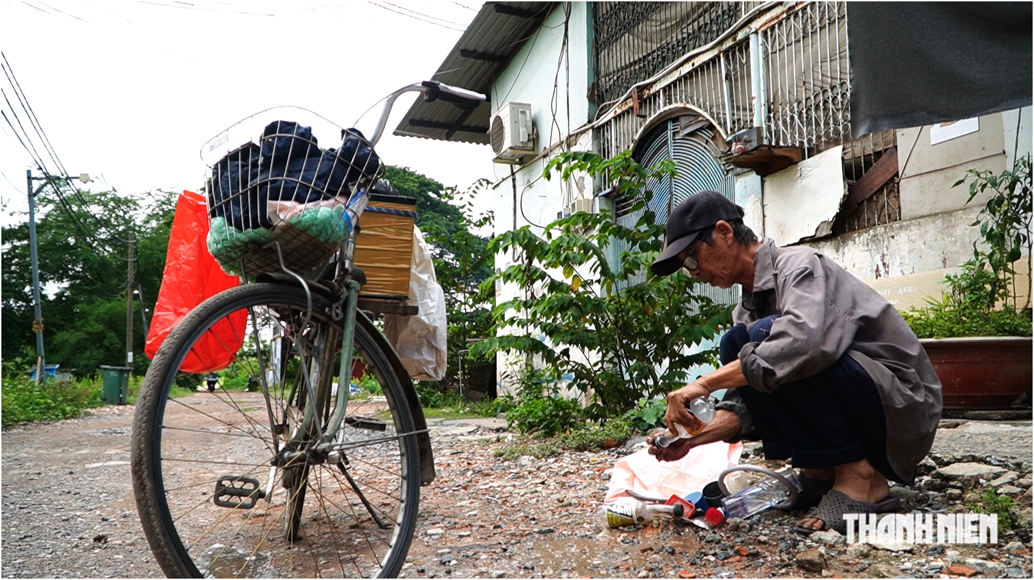 Người bà 73 tuổi đẩy xe vé số nuôi cháu bại não suốt hơn 30 năm:  - Ảnh 3.