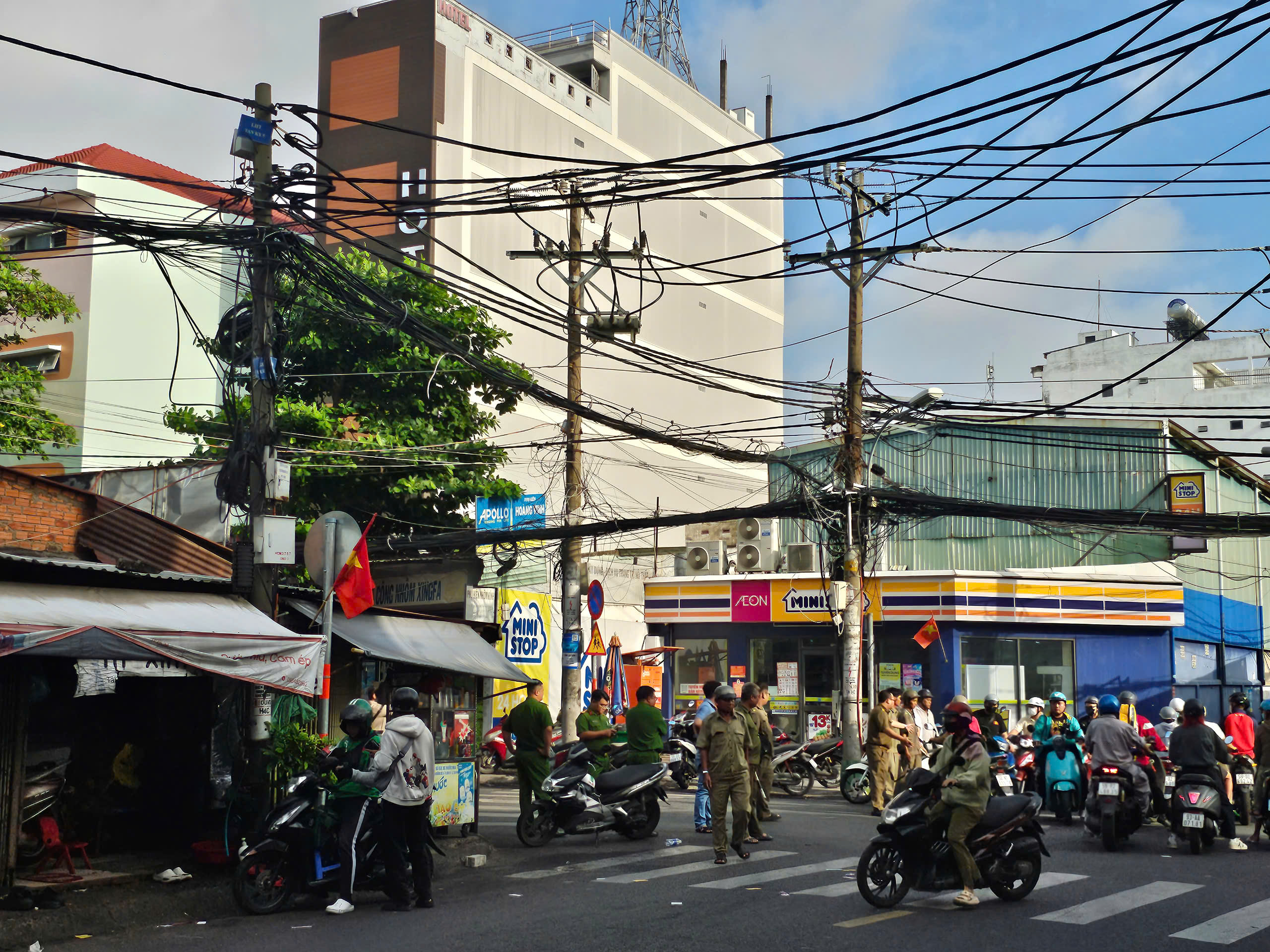 Cháy khách sạn ở TP.HCM, người dân đu dây thoát thân- Ảnh 3.