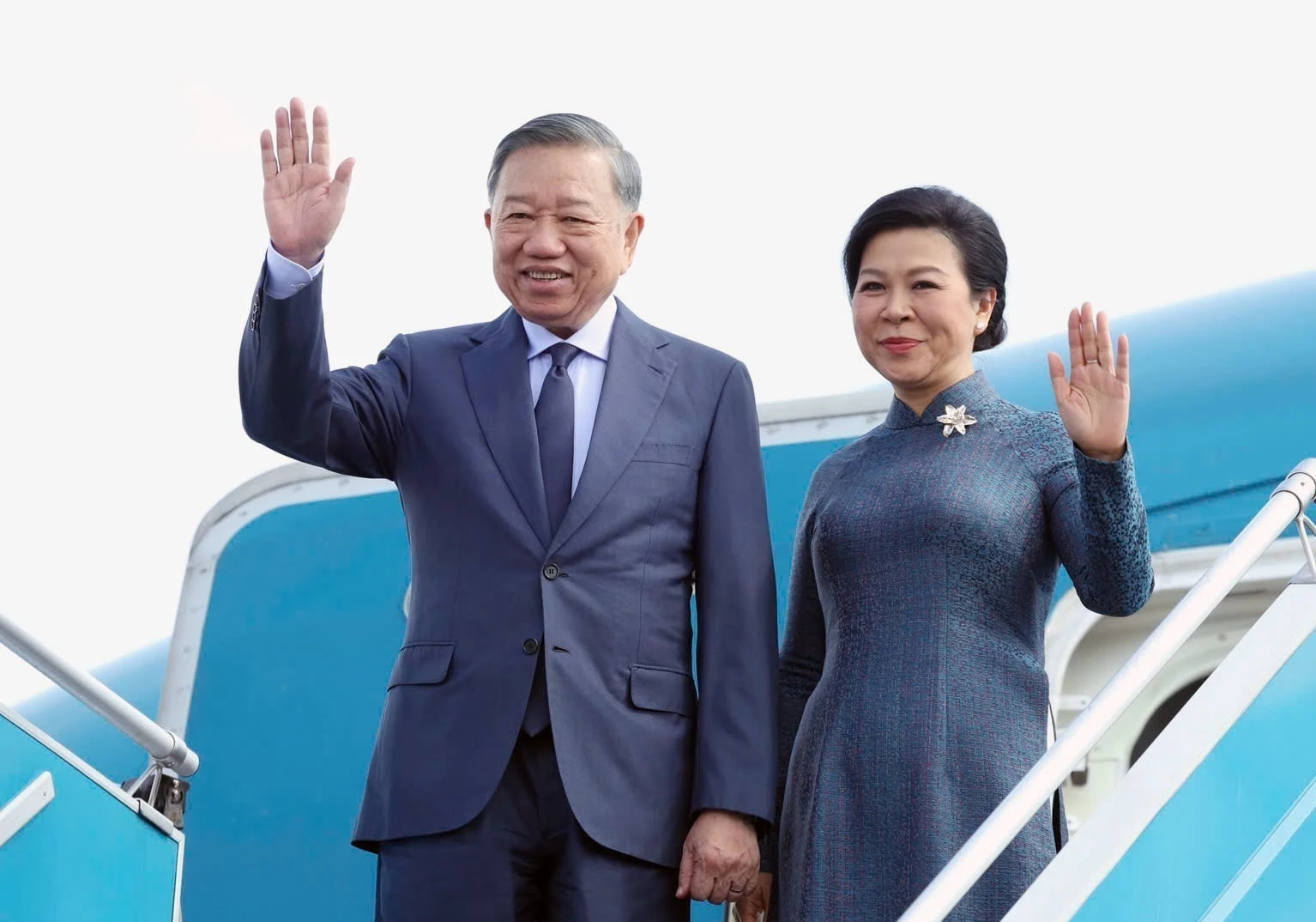 Tổng B&iacute; thư, Chủ tịch nước T&ocirc; L&acirc;m v&agrave; phu nh&acirc;n l&ecirc;n đường thăm Nga v&agrave; Ph&aacute;p- Ảnh 1.