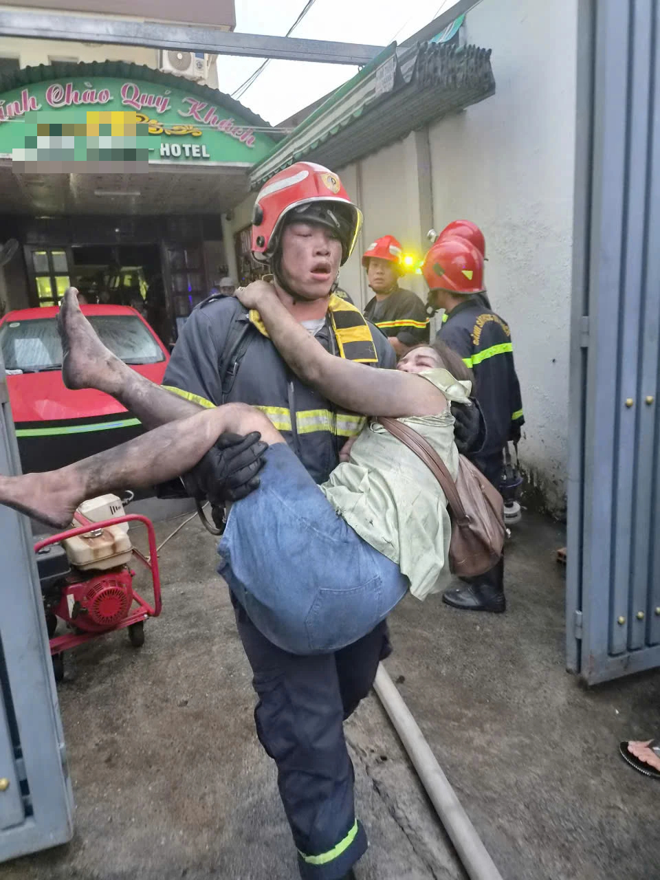 Vụ cháy khách sạn ở TP.HCM khiến 2 người chết: Cứu nạn 26 người - Ảnh 1.