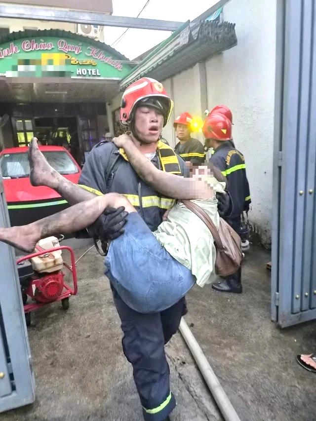 Cháy khách sạn trên đường Tân Kỳ Tân Quý, 17 nạn nhân được đưa đi cấp cứu - Ảnh 1.