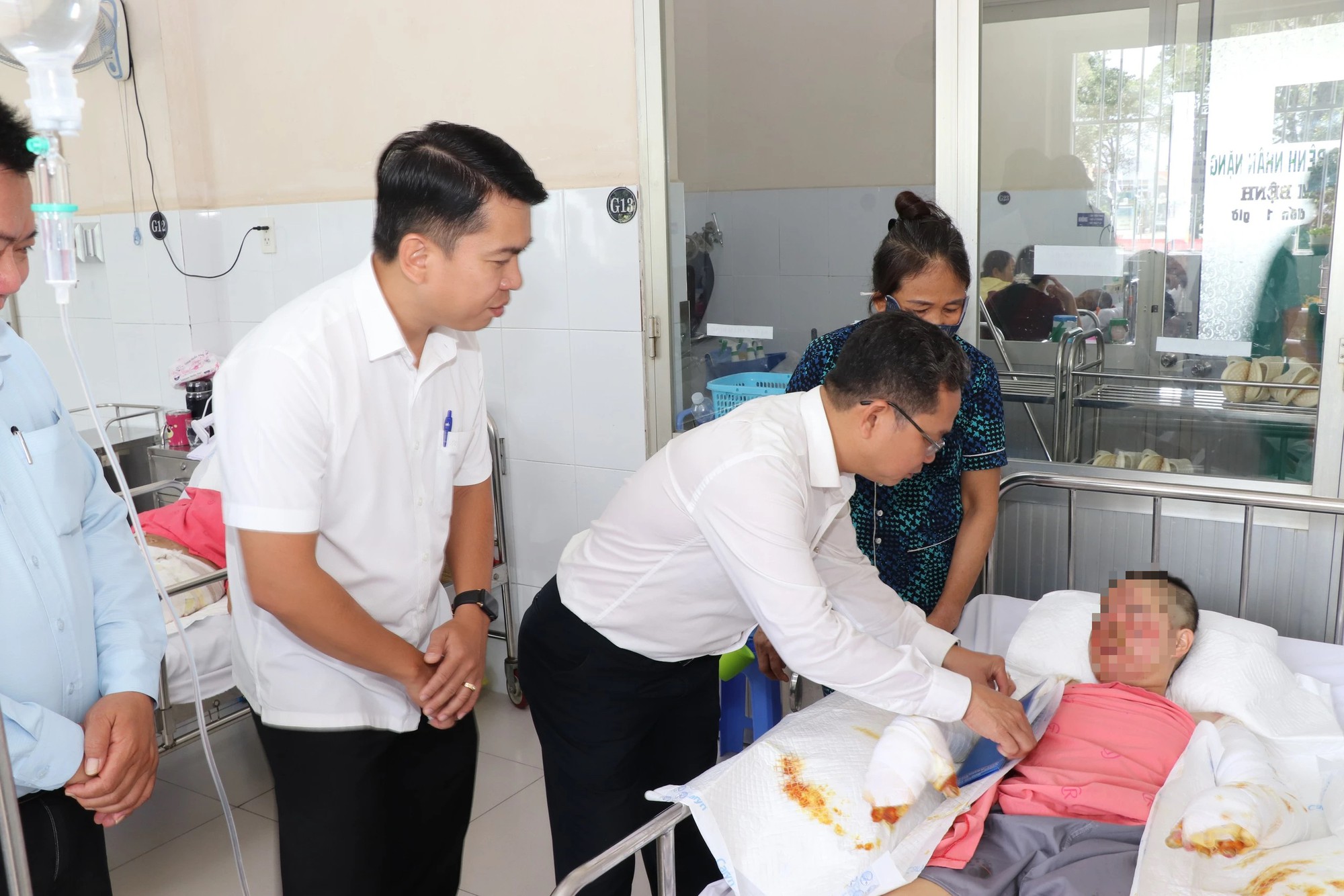 MTTQ TP.HCM hỗ trợ bé trai bị bỏng trong vụ cháy ở phường Đông Hưng Thuận- Ảnh 1.