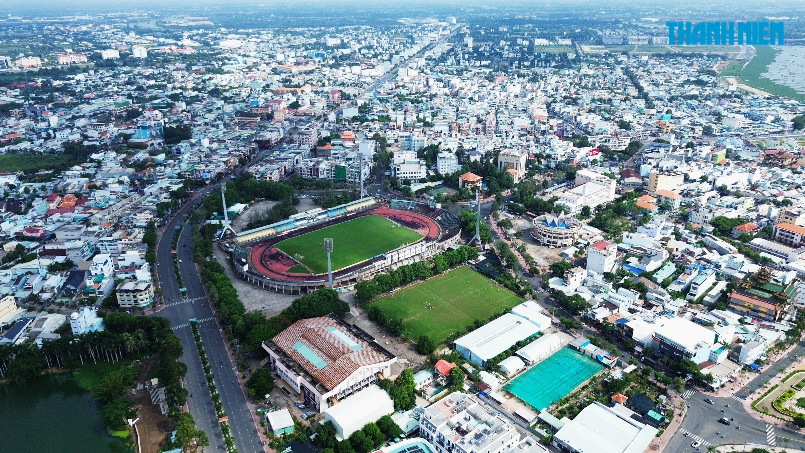Cảnh lụi t&agrave;n, hoang phế đến kh&oacute; tin của S&acirc;n vận động &ldquo;chảo lửa&rdquo; Miền T&acirc;y - Ảnh 2.