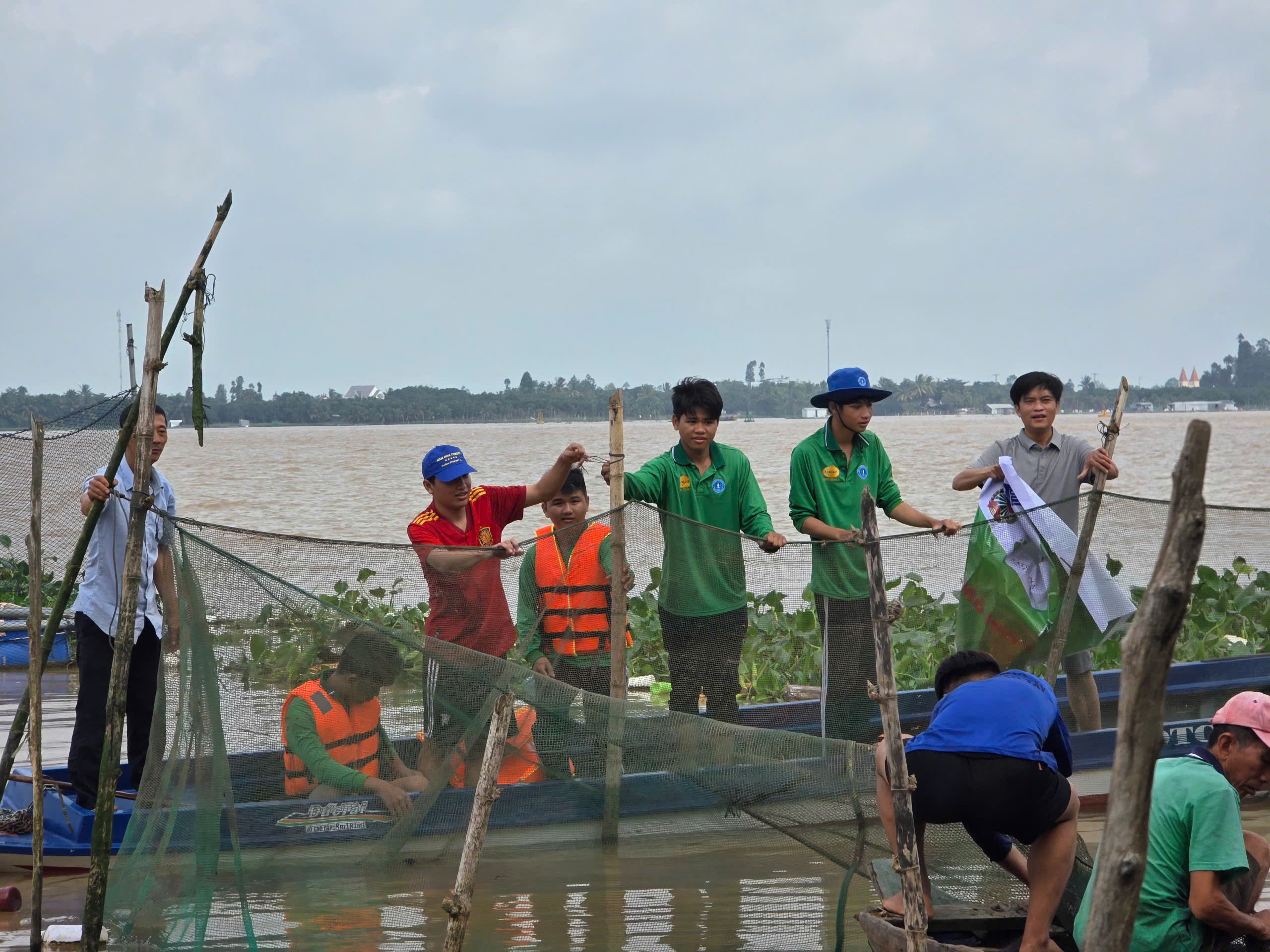 Thuận thiên để mưu sinh giữa mùa nước nổi - Ảnh 3.