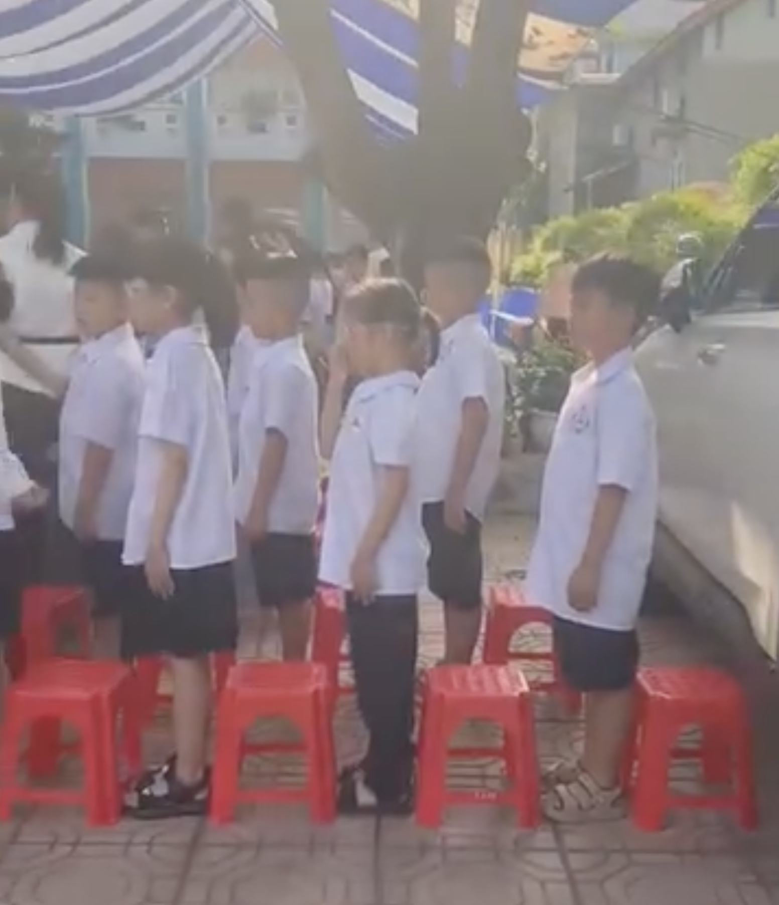 Hiệu ph&oacute; đỗ &ocirc; t&ocirc; giữa s&acirc;n trường khi học sinh ch&agrave;o cờ  - Ảnh 2.