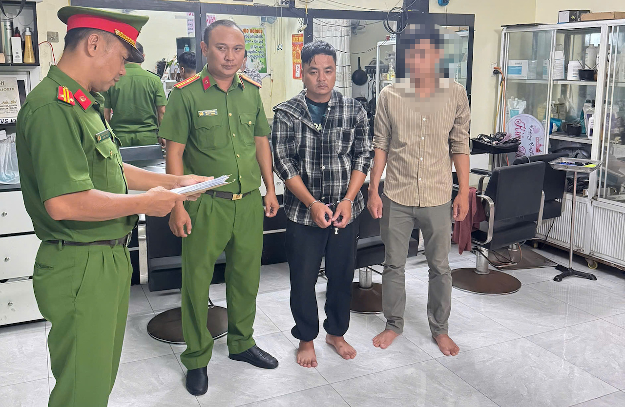 Vụ dùng còng số 8 bắt người rồi ép viết giấy nợ: Khởi tố 4 bị can - Ảnh 1.