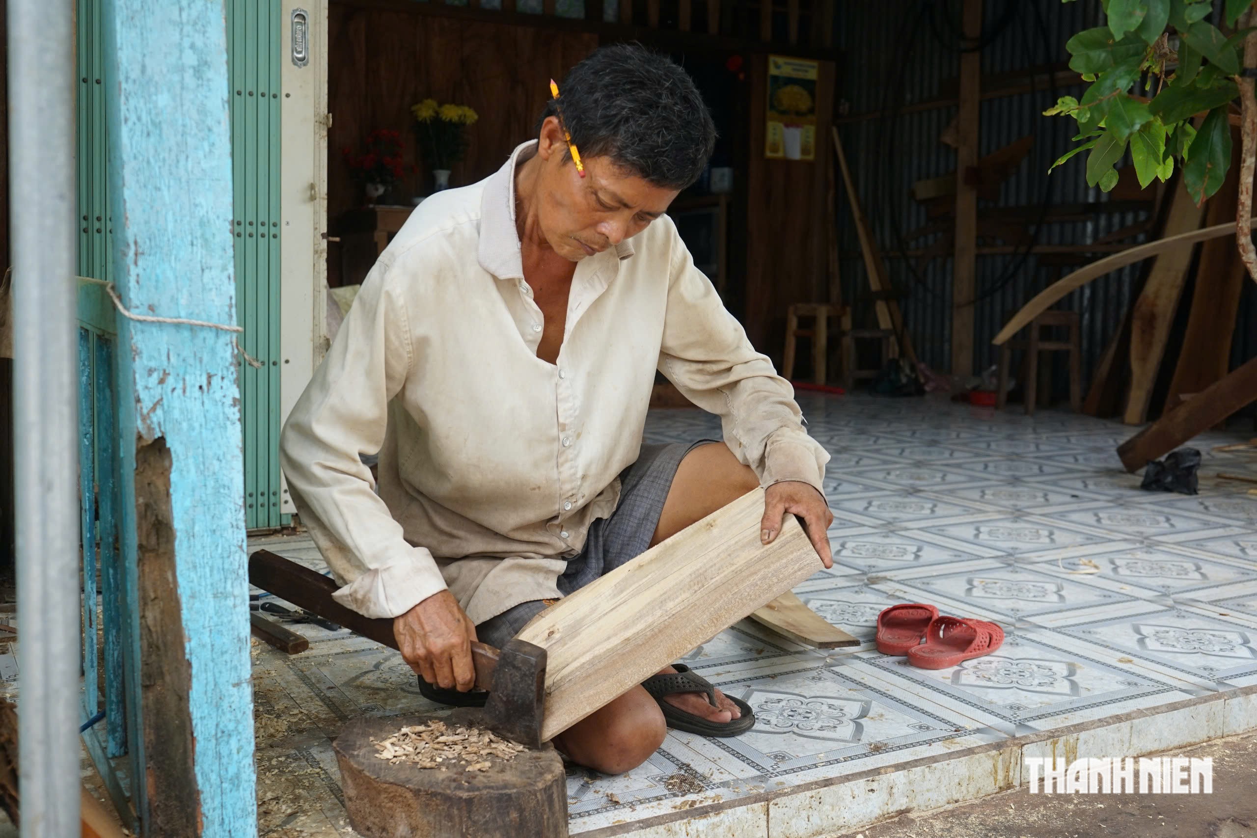 Những người níu giữ làng nghề đóng xuồng - Ảnh 1.