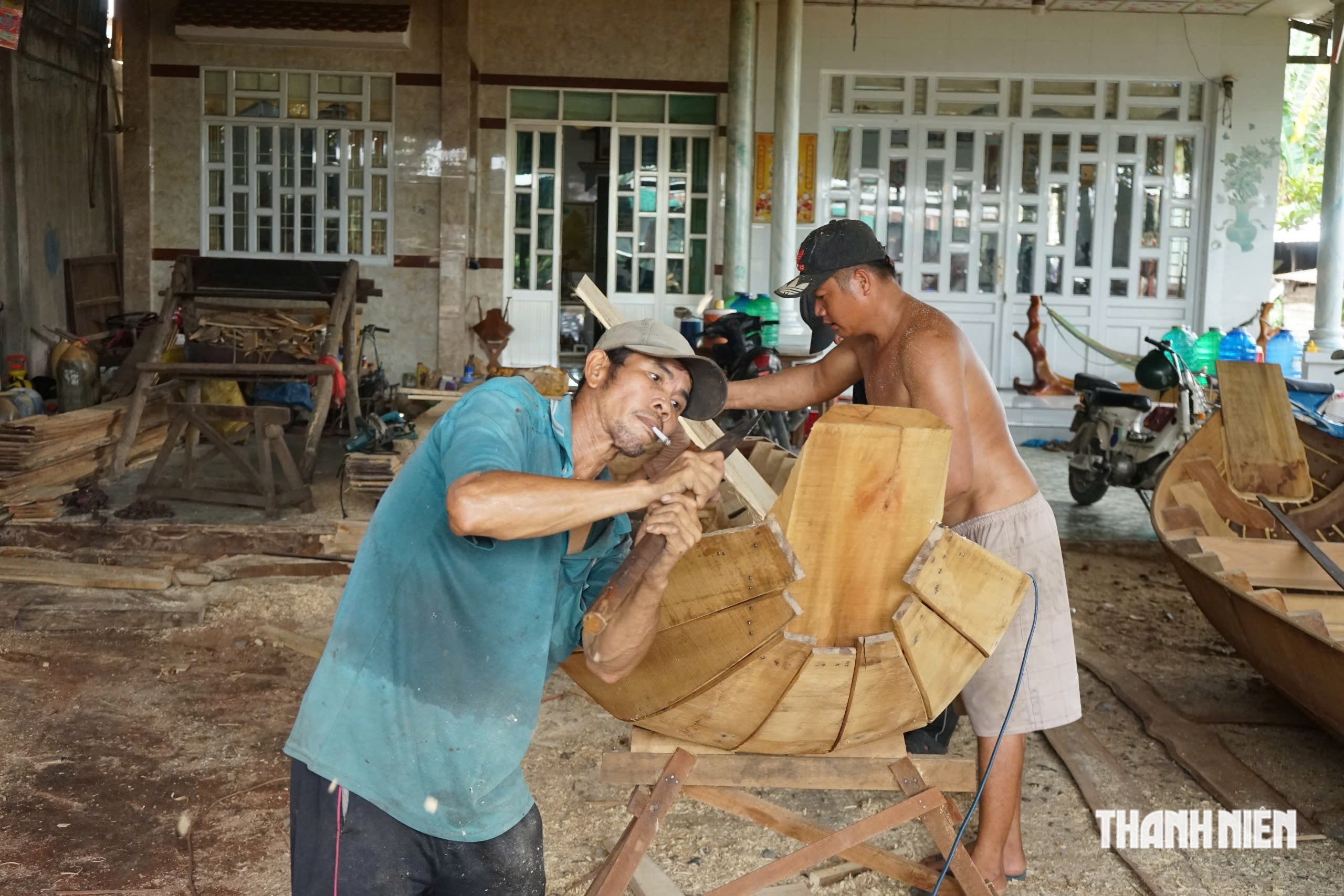 Những người níu giữ làng nghề đóng xuồng - Ảnh 3.