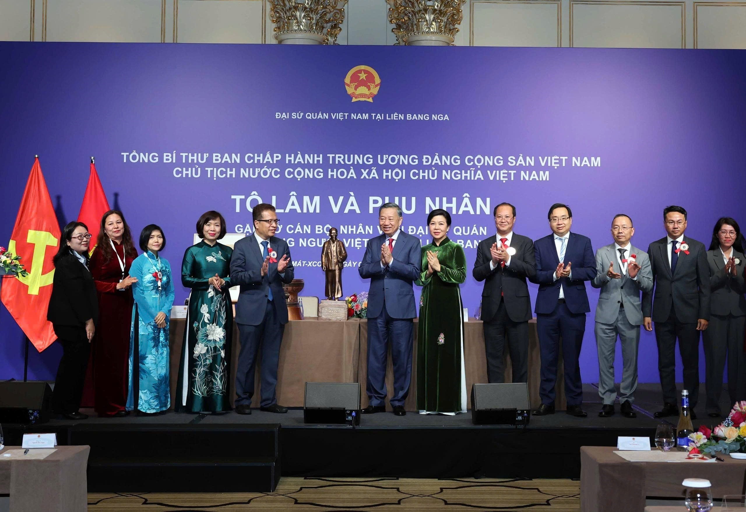 Tổng B&iacute; thư, Chủ tịch nước T&ocirc; L&acirc;m gặp gỡ cộng đồng người Việt Nam tại Nga- Ảnh 1.