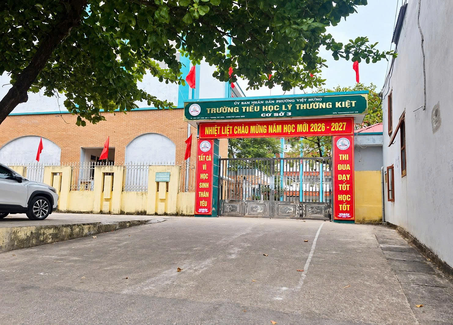 Nữ hiệu phó đỗ xe không đúng quy định còn vướng nợ tiền tỉ đồng nghiệp- Ảnh 1.