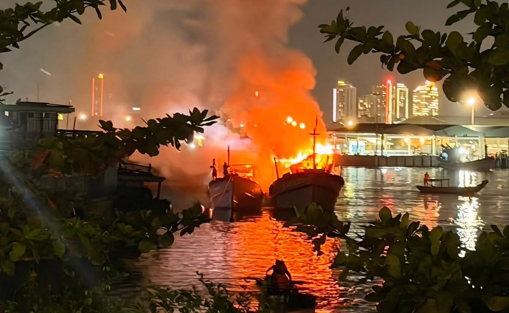 Tàu cá bất ngờ bốc cháy dữ dội tại âu thuyền Thọ Quang ở Đà Nẵng- Ảnh 1.