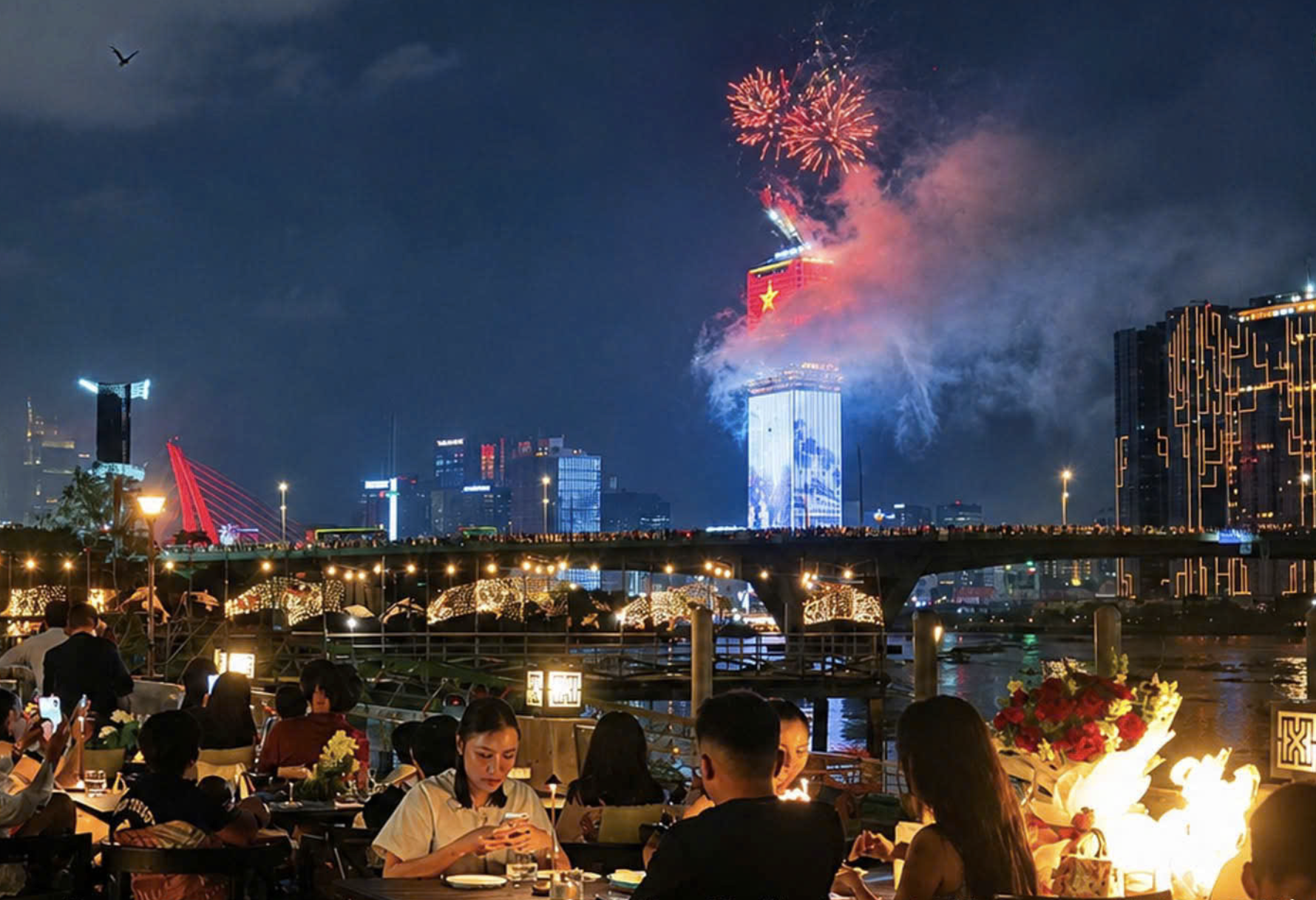 Trung thu gh&eacute; nh&agrave; h&agrave;ng 'view tỉ đ&ocirc;' ven s&ocirc;ng S&agrave;i G&ograve;n, xu&ocirc;i 'd&ograve;ng chảy Nam bộ' - Ảnh 1.