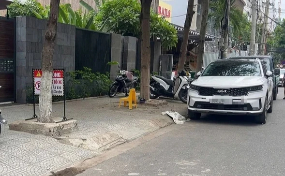 Đ&agrave; Nẵng: Đặt 5 bảng &lsquo;cấm đỗ xe&rsquo; vỉa h&egrave; nh&agrave;, chủ nh&agrave; bị c&ocirc;ng an tuy&ecirc;n truyền, nhắc nhở- Ảnh 2.