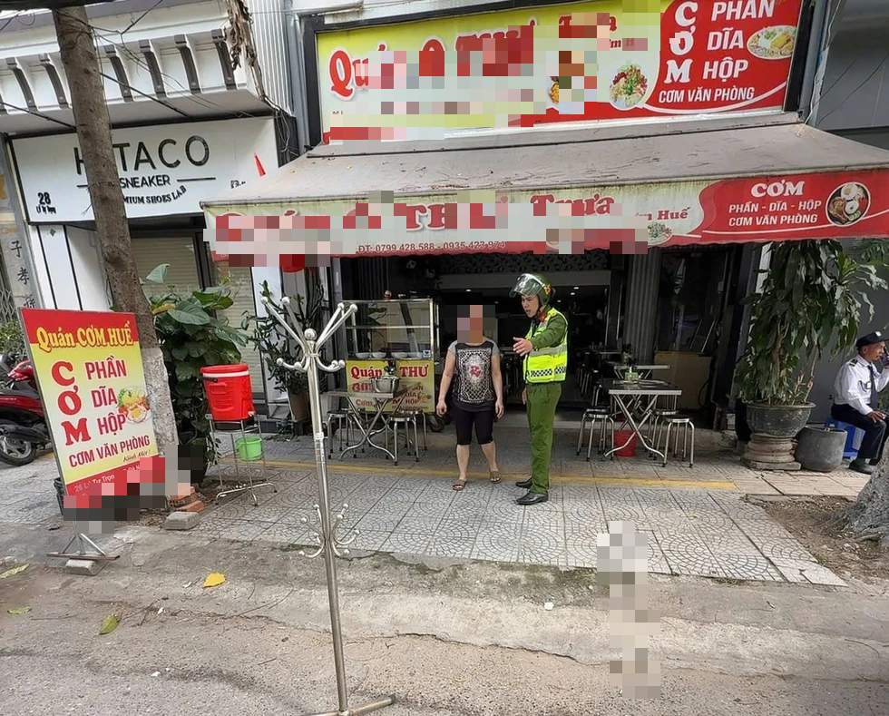 Đ&agrave; Nẵng: Đặt 5 bảng &lsquo;cấm đỗ xe&rsquo; vỉa h&egrave; nh&agrave;, chủ nh&agrave; bị c&ocirc;ng an tuy&ecirc;n truyền, nhắc nhở- Ảnh 3.