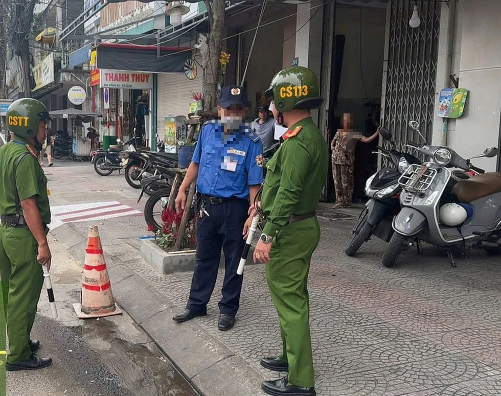 Đ&agrave; Nẵng: Đặt 5 bảng &lsquo;cấm đỗ xe&rsquo; vỉa h&egrave; nh&agrave;, chủ nh&agrave; bị c&ocirc;ng an tuy&ecirc;n truyền, nhắc nhở- Ảnh 4.