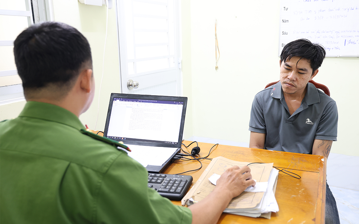 Bắt nhóm mua bán ma túy ở An Giang, phát hiện trên ô tô có súng- Ảnh 1.