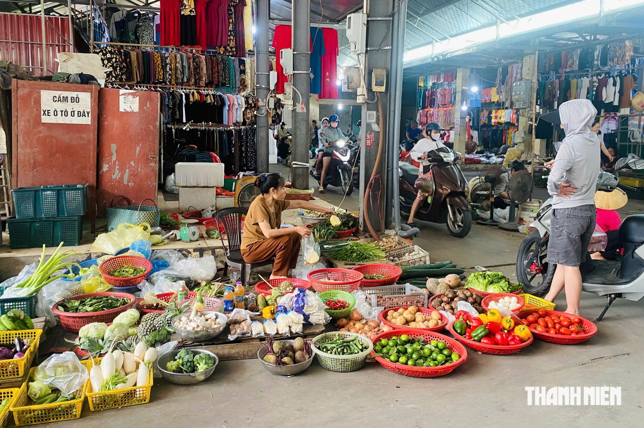 Gi&aacute; rau H&agrave; Nội tăng cao, đắt ngang thịt - Ảnh 1.