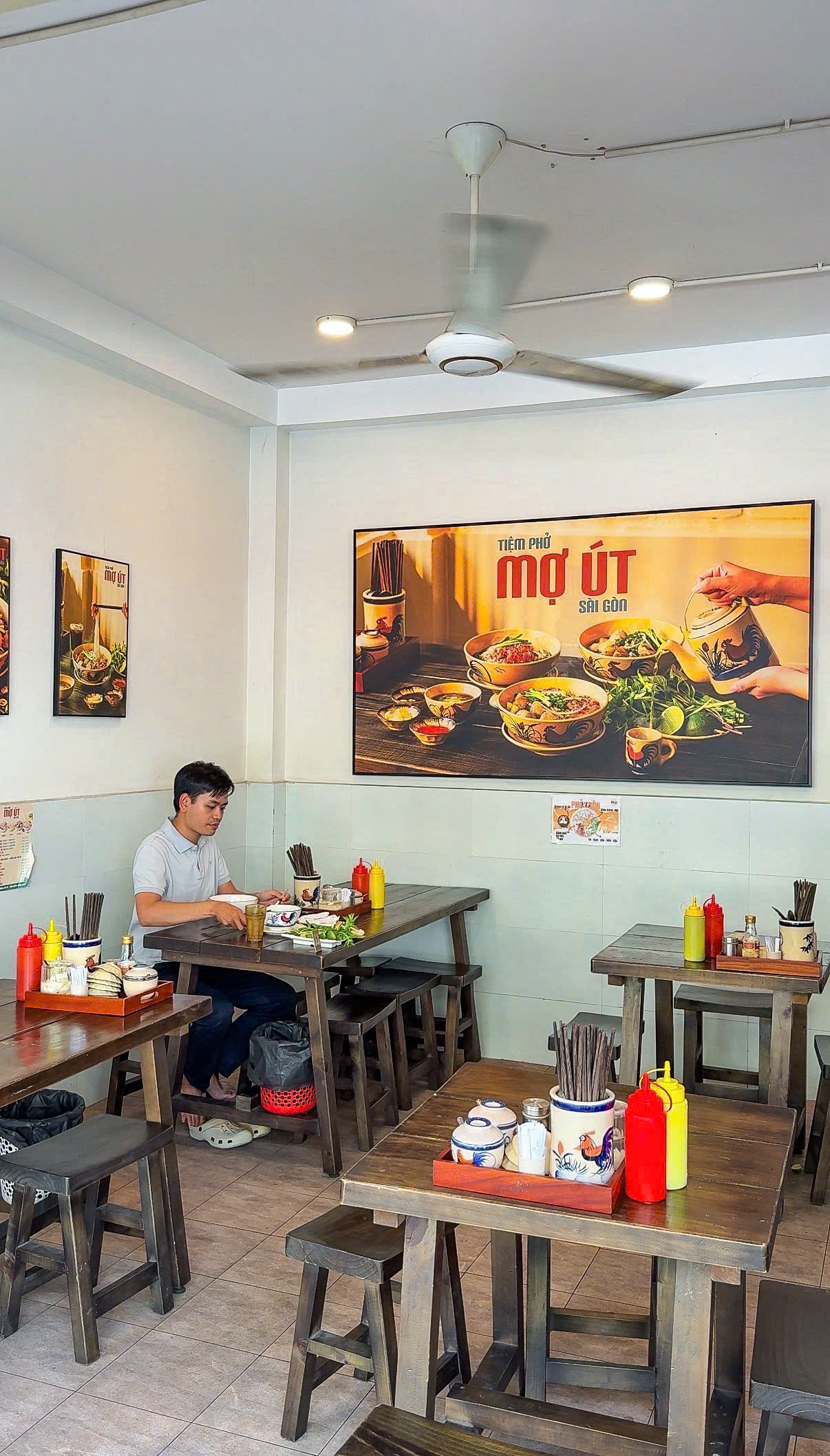 Chị chủ xinh đẹp mở quán phở '3 miễn phí' ở TP.HCM, phong cách Sài Gòn xưa - Ảnh 3.