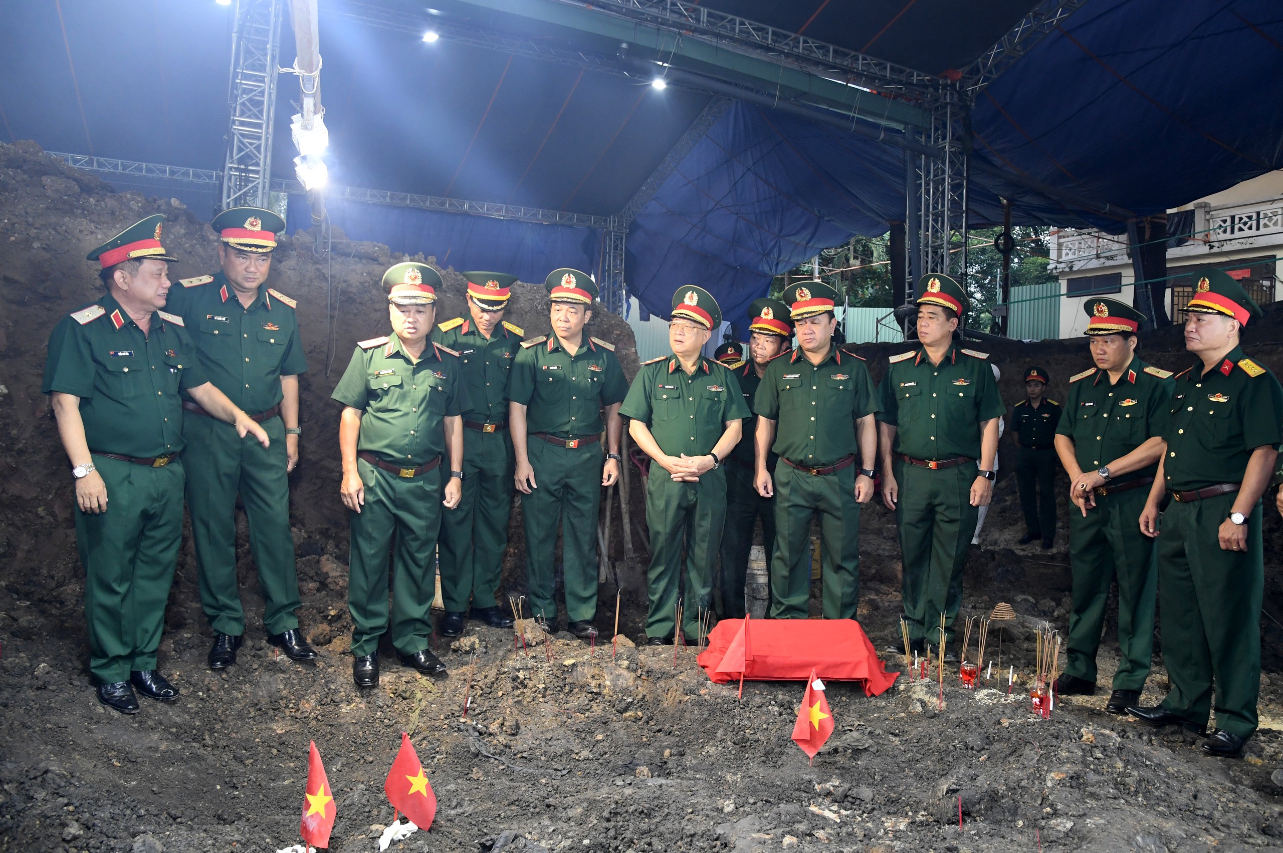 Phát hiện thêm rãnh mộ hài cốt liệt sĩ tại công viên Lê Thị Riêng - Ảnh 2.