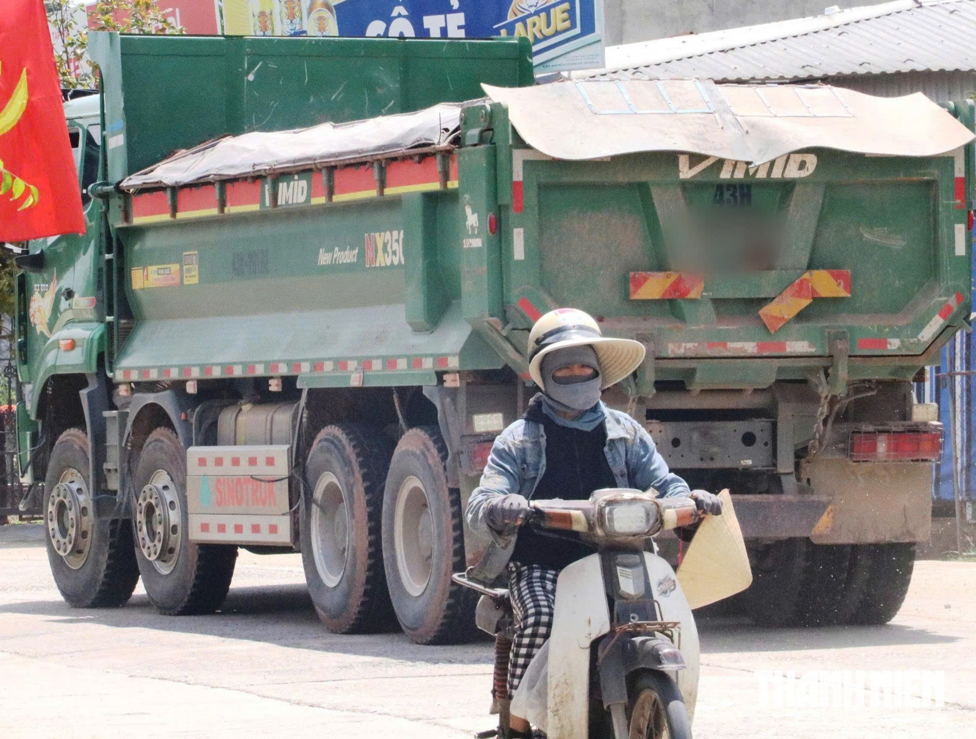 Đoàn xe tải chở đất, cát chạy như 'giặc', người dân ở Đà Nẵng bất an- Ảnh 2.