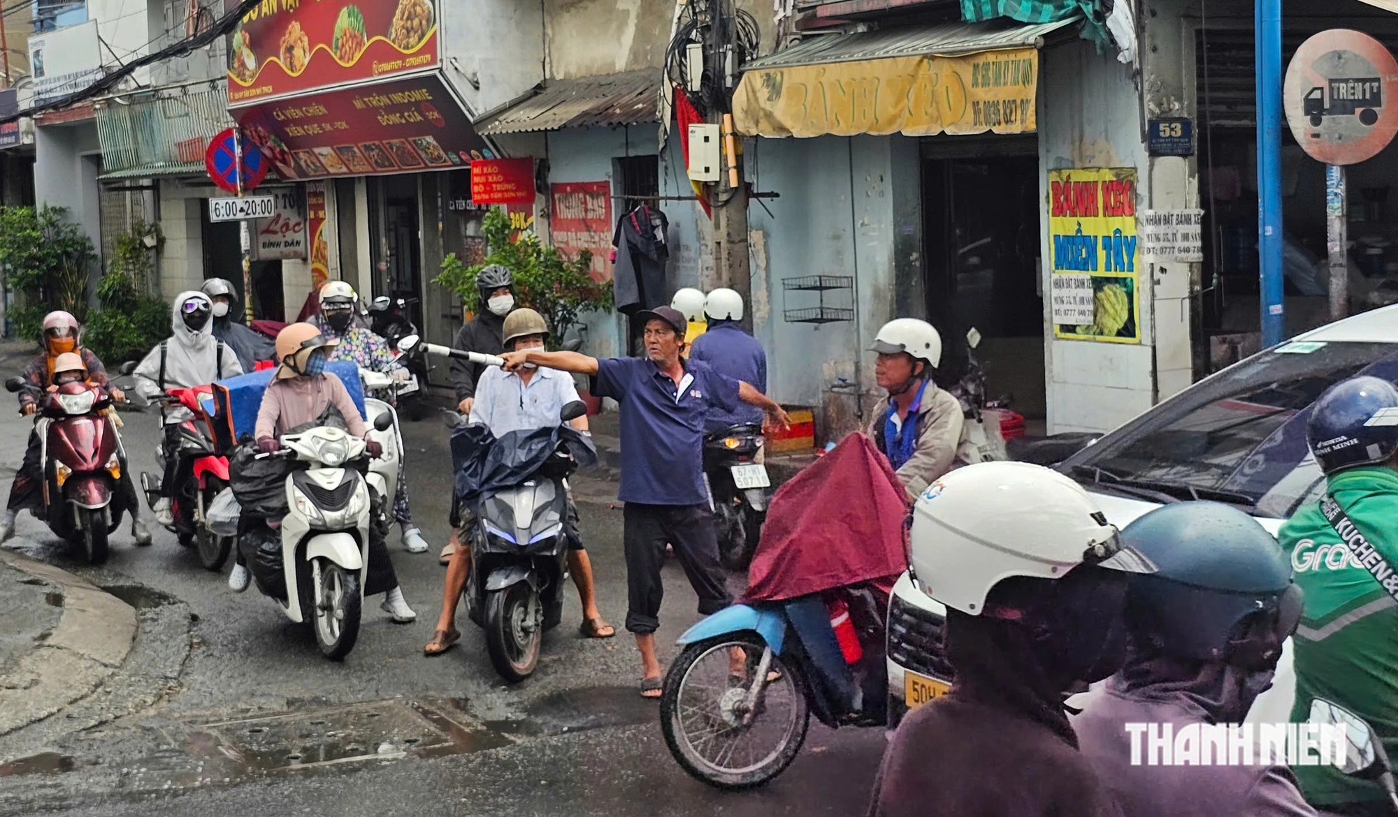 Người đàn ông đội nắng mưa điều tiết giao thông 'không công' ở TP.HCM - Ảnh 3.