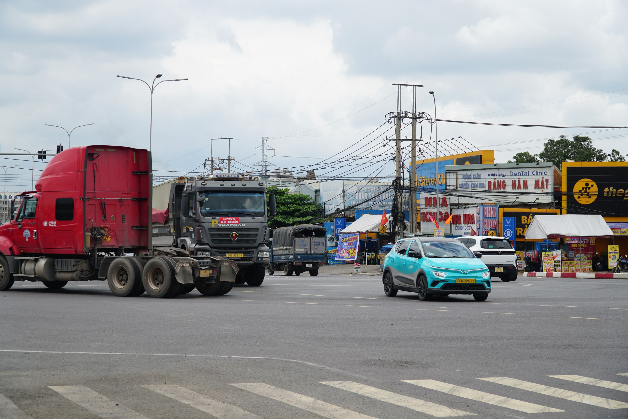Sau vụ tai nạn 3 mẹ con tử vong: Khôi phục vòng xoay nút giao Cổng 11 - Ảnh 1.